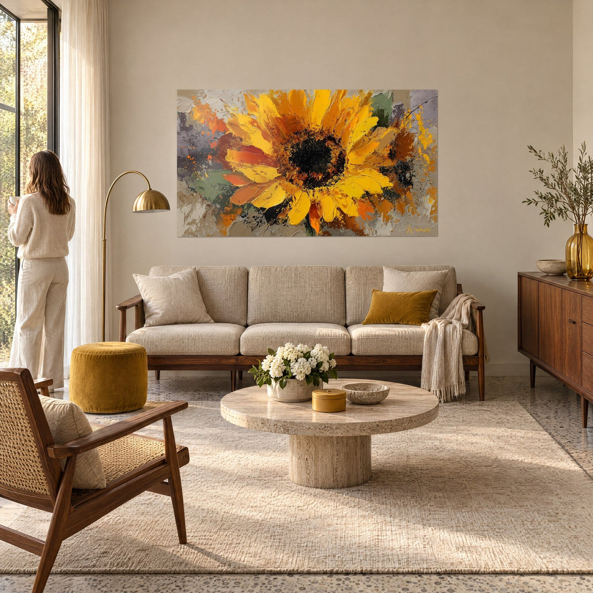 Cuadro girasol con pétalos amarillo limón y naranja, empastes con espátula sobre fondo gris, encima de un sofá en un salón luminoso