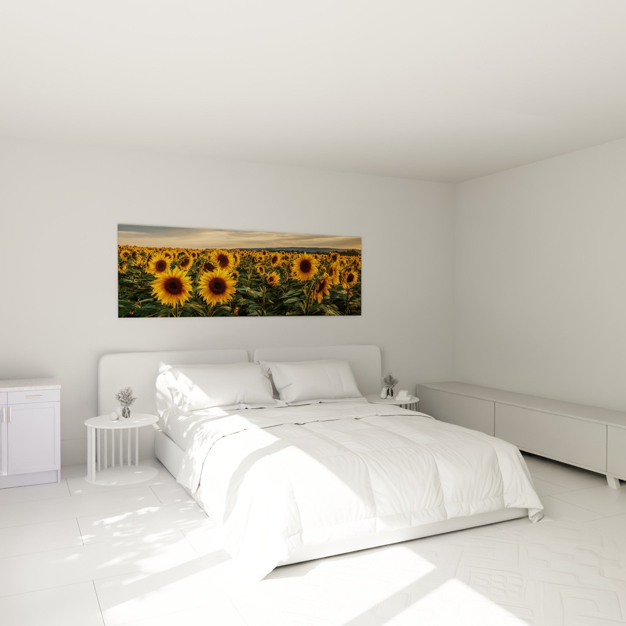 Tournesols dorés et feuillage vert accrochés au-dessus d'un lit dans une chambre claire