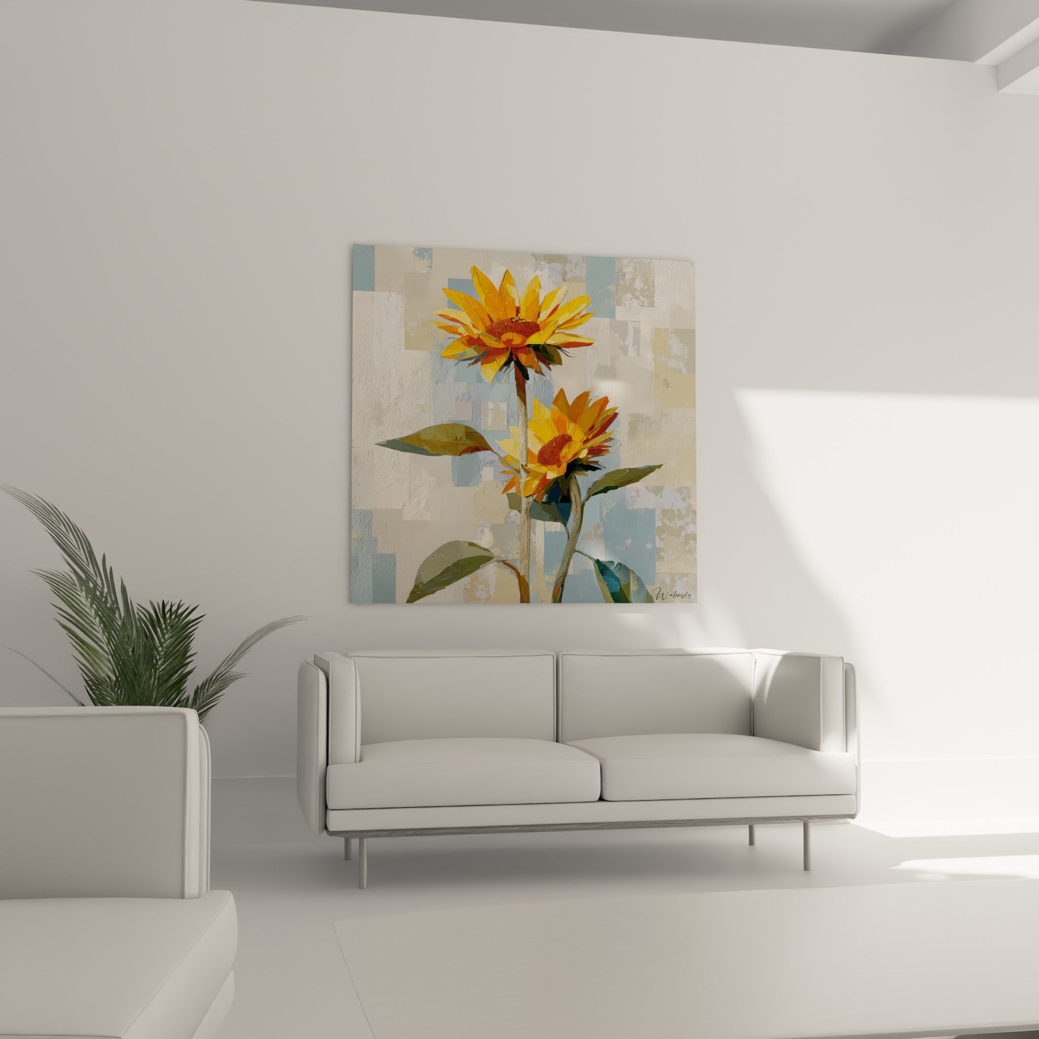 Composition florale jaune et bleu pastel aux tiges vertes accrochée au-dessus d'un canapé dans un salon lumineux