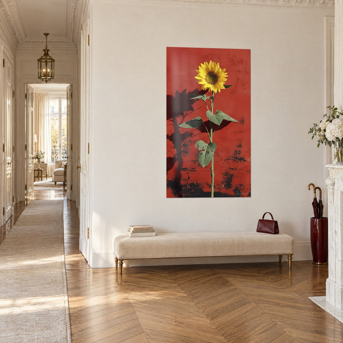 Gemälde Sonnenblüte mit goldenen Blütenblättern und salbeigrünen Blättern auf scharlachrotem Grund, Dreiviertelansicht in einem Pariser Haussmann-Flur