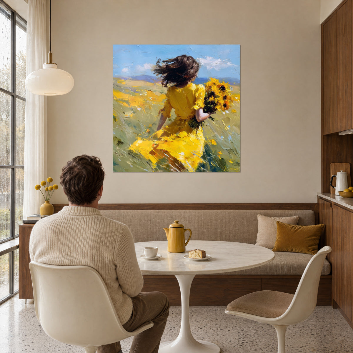 Schilderij landelijke wandeling van een figuur in een zomerjurk, okerkleurige en groene weide, man van achteren aan tafel in een houten woonkamer