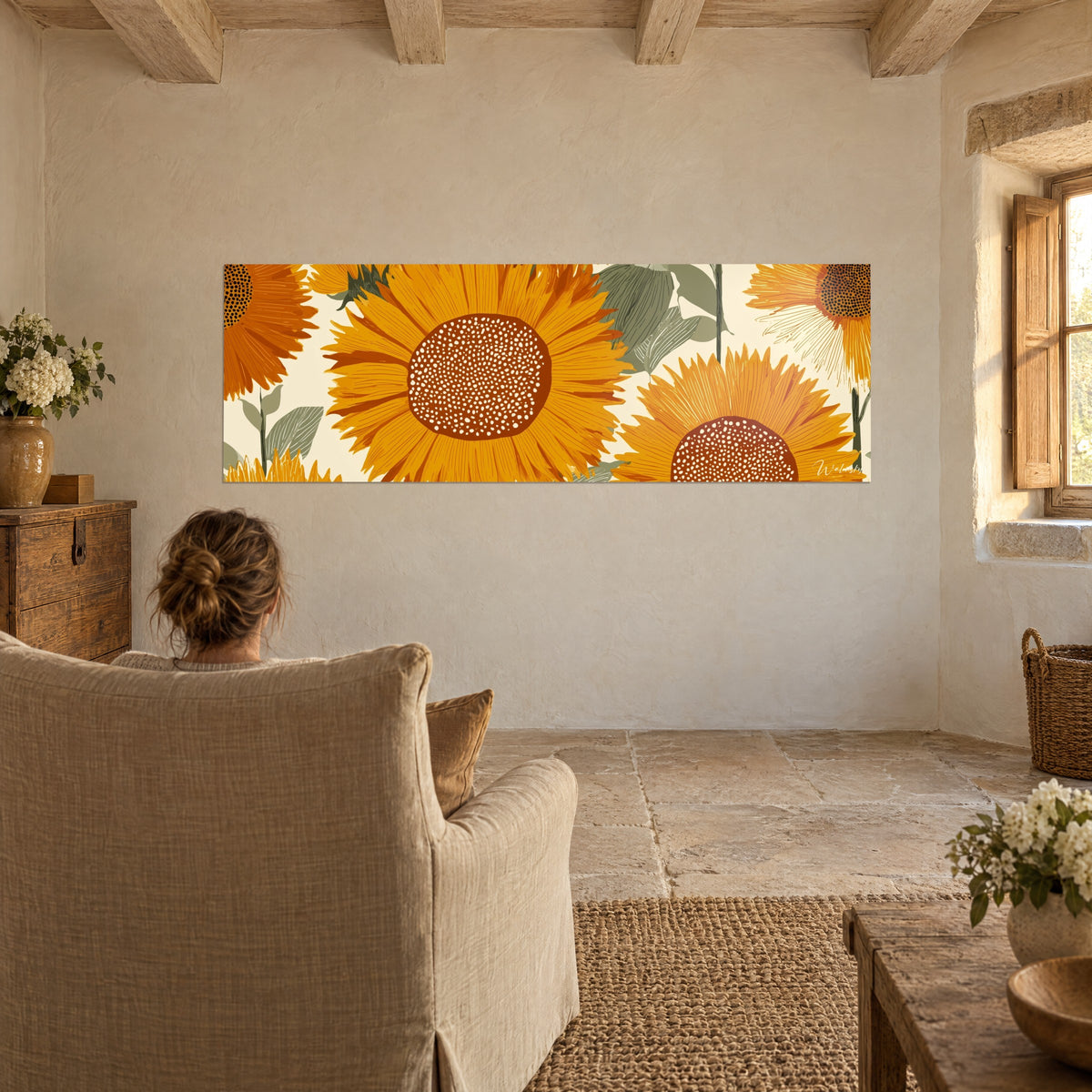 Schilderij panorama van goudgele bloemen met witte zaadjes op bruin, saliegroene stengels, kalkmuur, beige fauteuil en zeeline