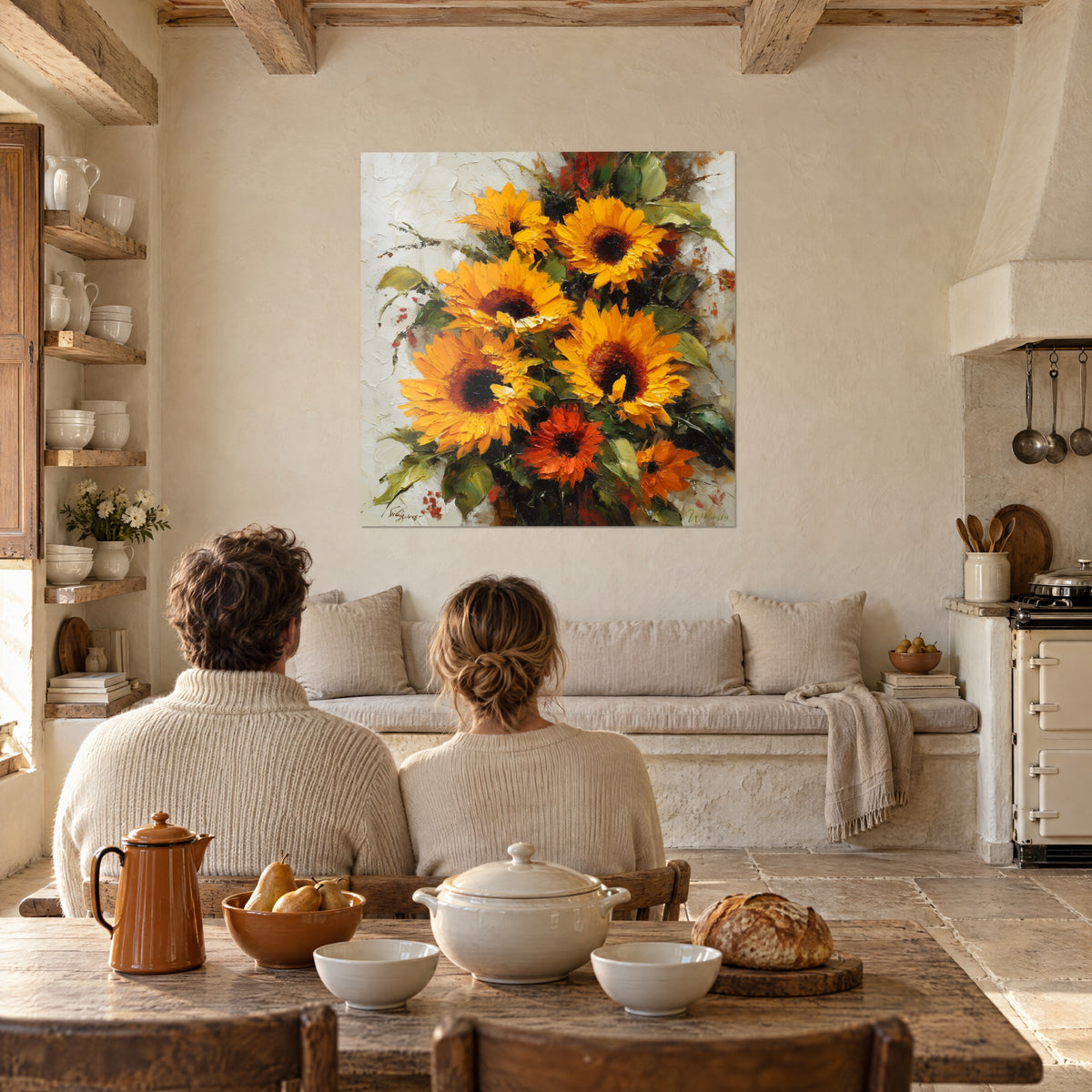 Cuadro flores amarillo calabaza con relieves de espátula, toques rojos, colgado en la pared crema de un comedor de campo
