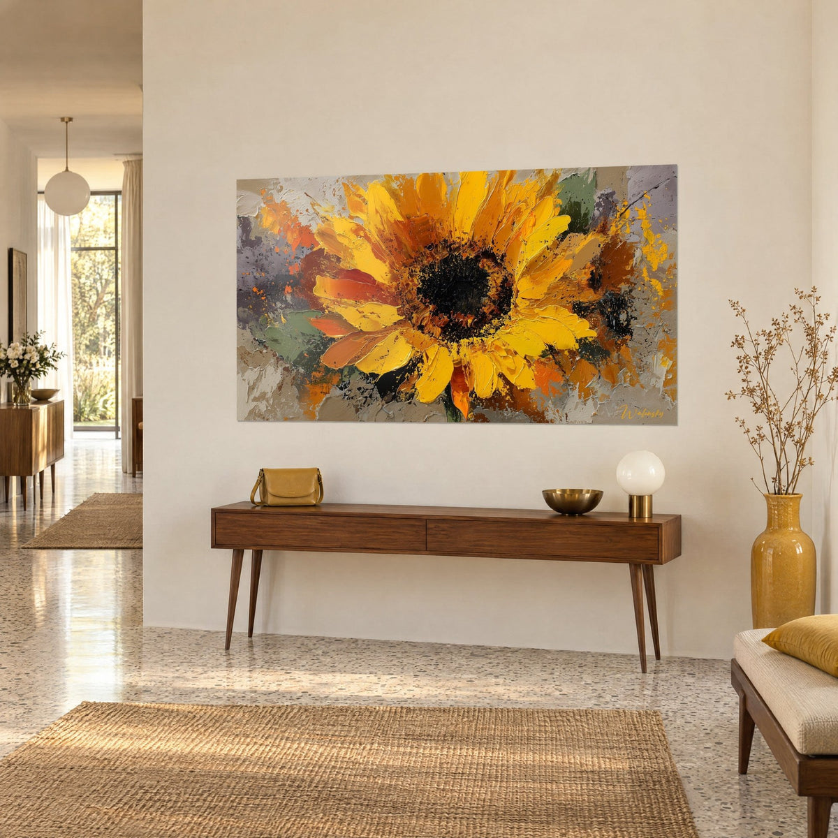 Cuadro corola solar con centro negro granulado, amarillo vivo y gris taupe salpicado, vista de tres cuartos, encima de una consola de madera