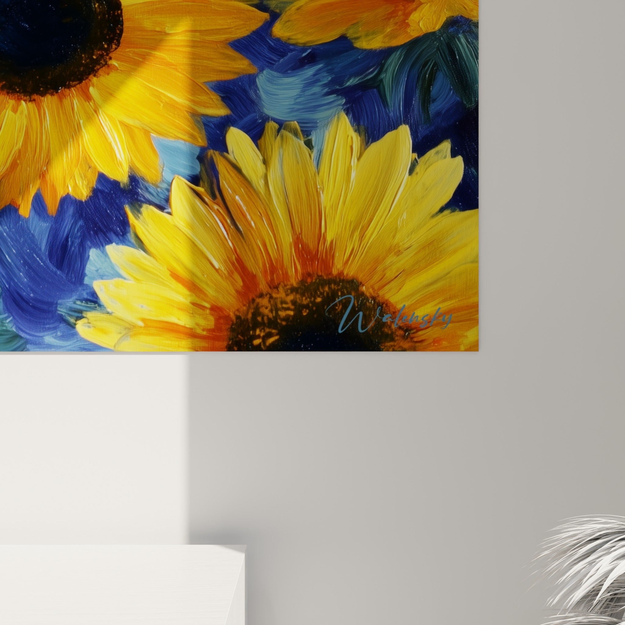 Empâtements dorés et bleu pétrole visibles de près sur la toile du tournesol accrochée