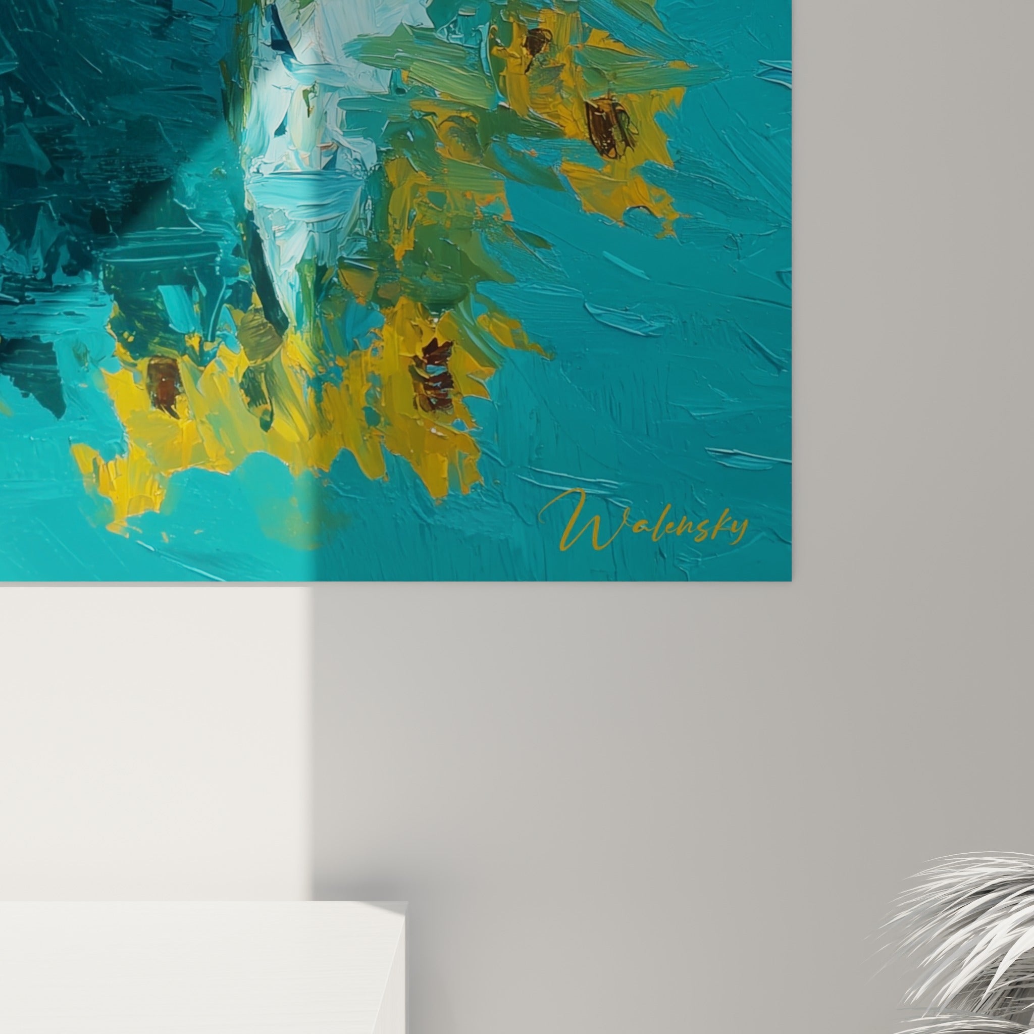 Empâtements épais de peinture jaune et turquoise révélant la texture des pétales et du bois vieilli