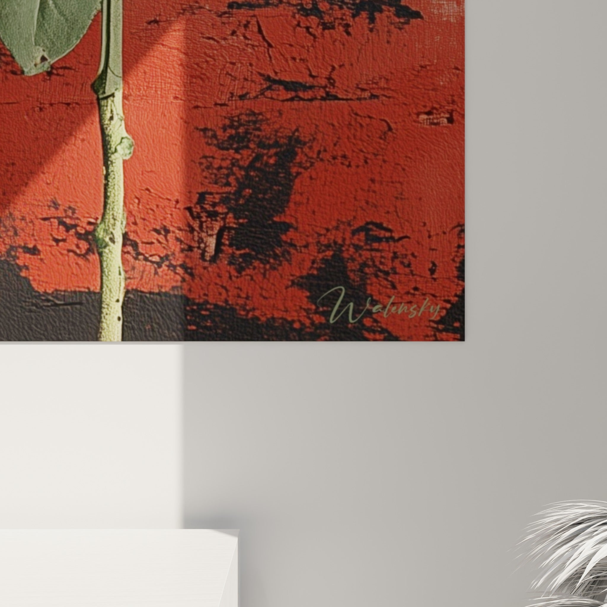Empâtements visibles sur le mur rouge et anthracite derrière le Tournesol, texture rugueuse et coulures sombres apparentes