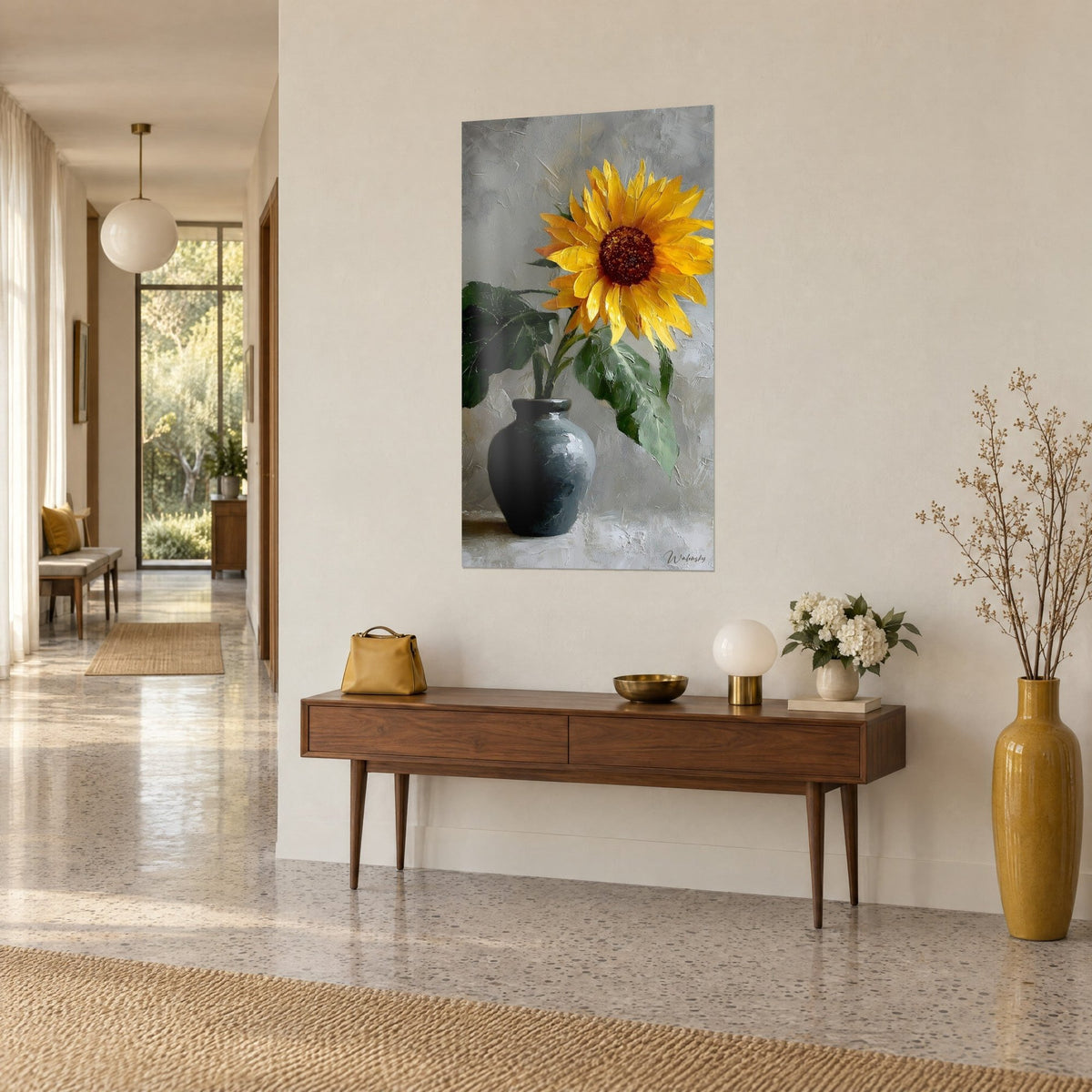 Quadro fiore solare in pittura a spessore, giallo vivo e grigio perla, foglie verdi, su una parete beige in fondo a un corridoio