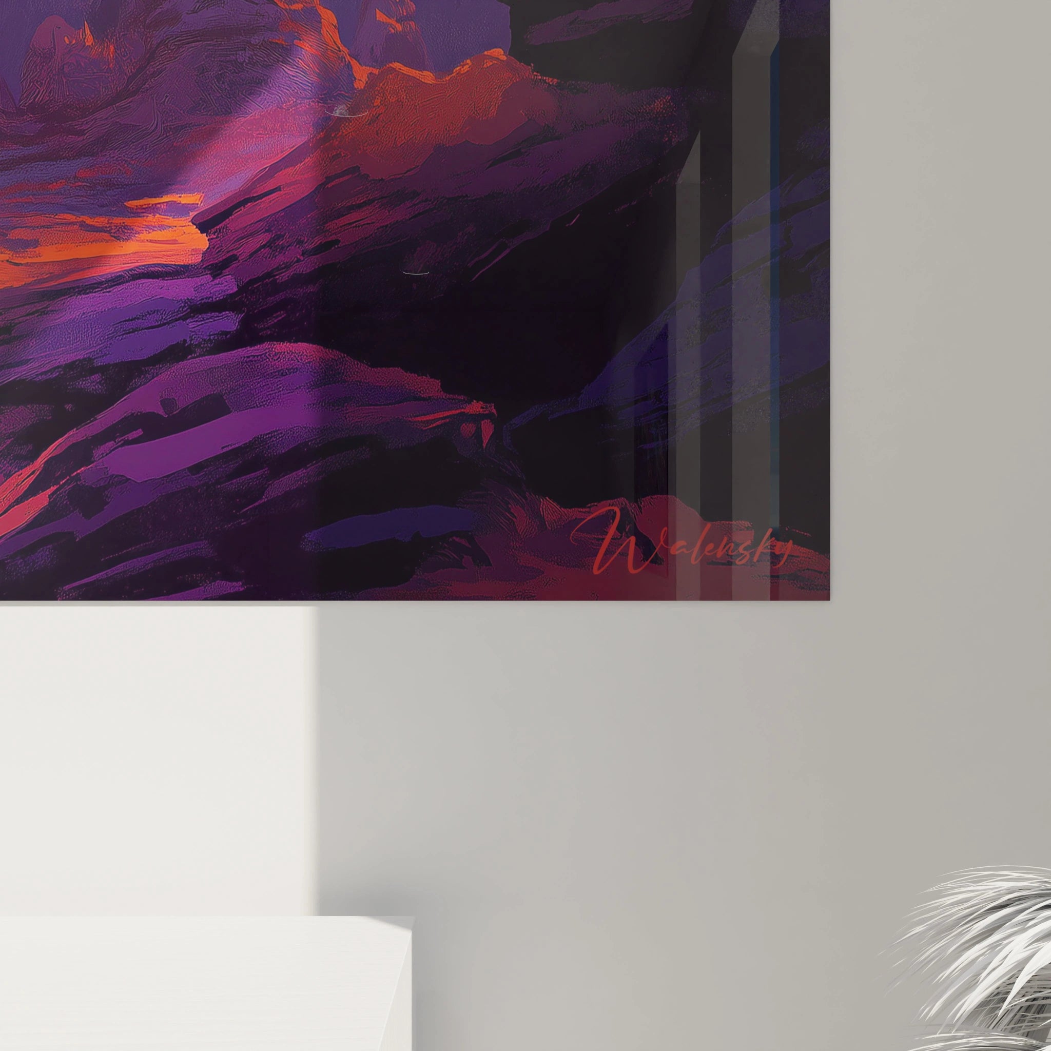 Représentation picturale de tours naturelles violettes dans un environnement désertique avec un ciel incandescent jaune orangé produisant des reflets lumineux sur les surfaces rocheuses texturées
