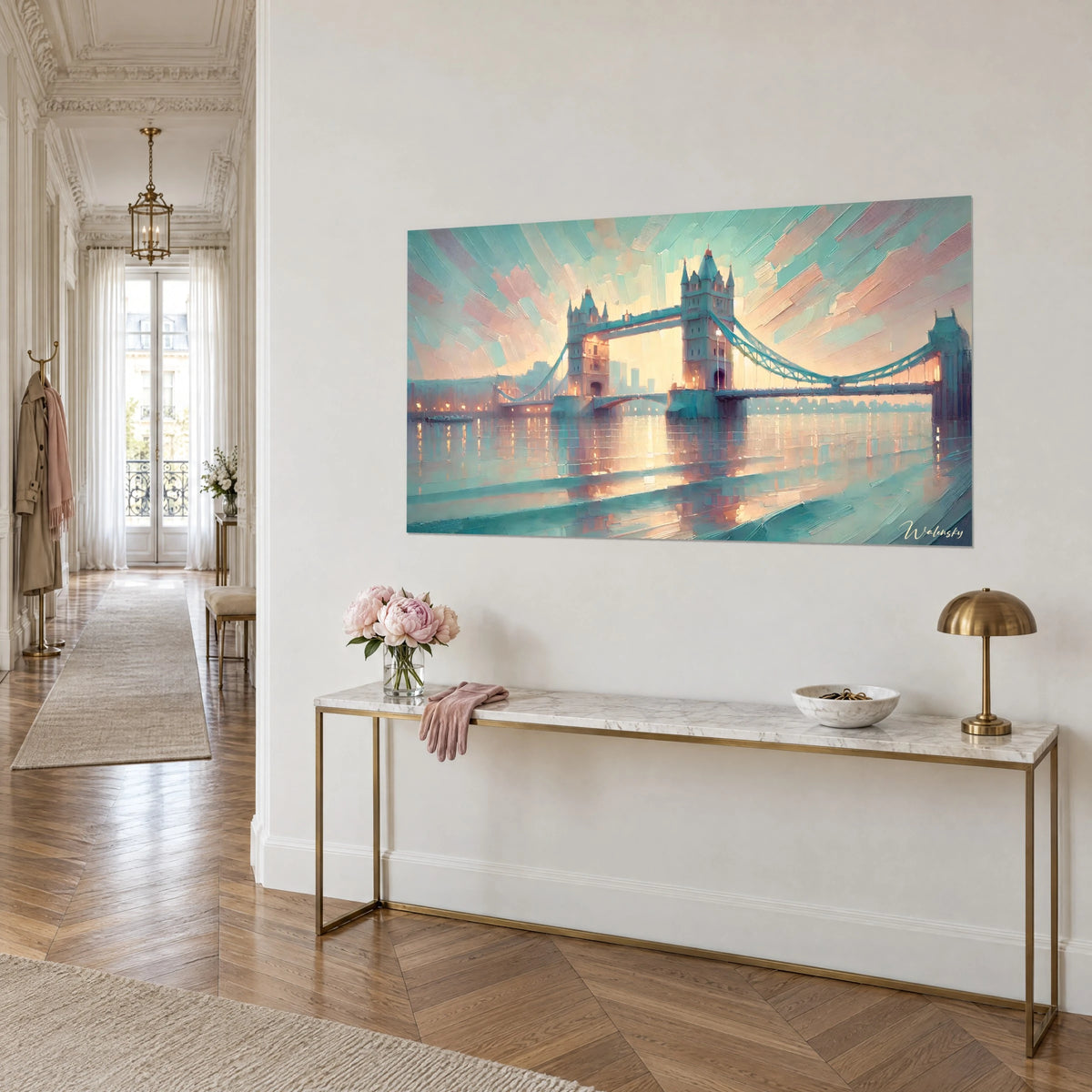 Cuadro del Tower Bridge pintado con espátula, cielo coral y menta, torres de piedra clara sobre agua reluciente, consola dorada, apartamento haussmanniano
