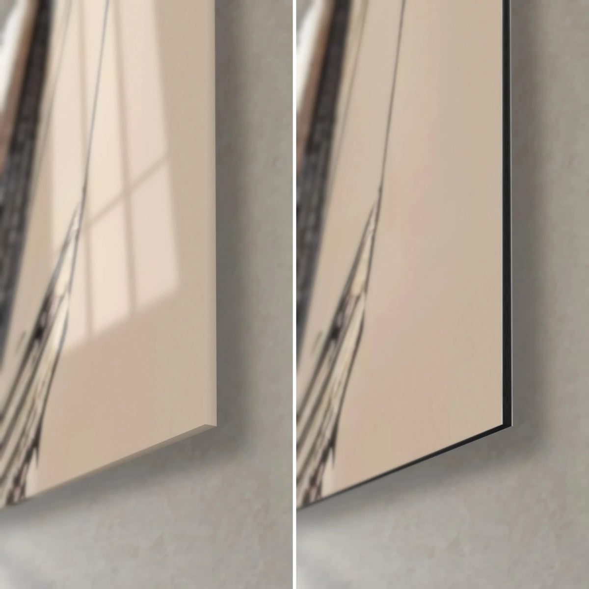 Tableau corps enveloppé de tissu, coin bas droit : verre acrylique brillant à gauche, alu Dibond mat à droite, fond beige sable
