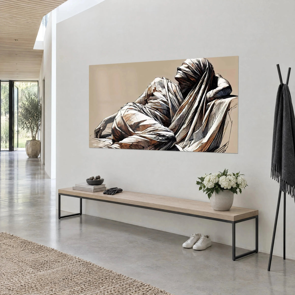 Tableau figure drapée renversée en arrière, hachures noires et reflets roux sur beige, accroché dans un hall clair avec banc bas