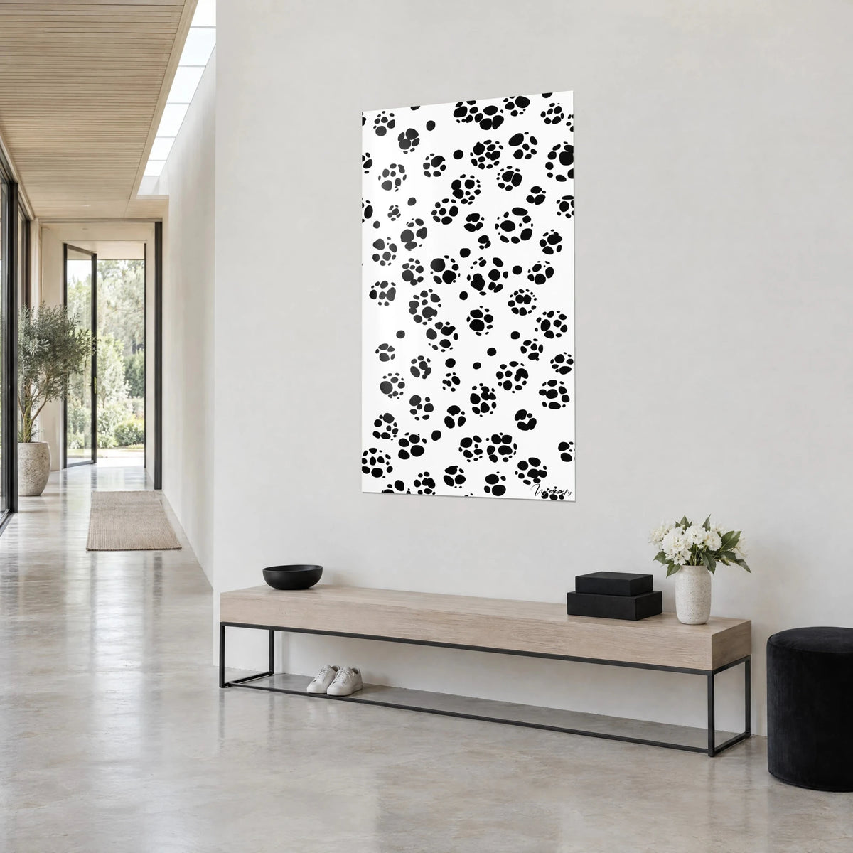 Tableau semis de taches d'encre ébène sur blanc pur, cadrage vertical, béton ciré clair, console en bois, couloir d'une villa