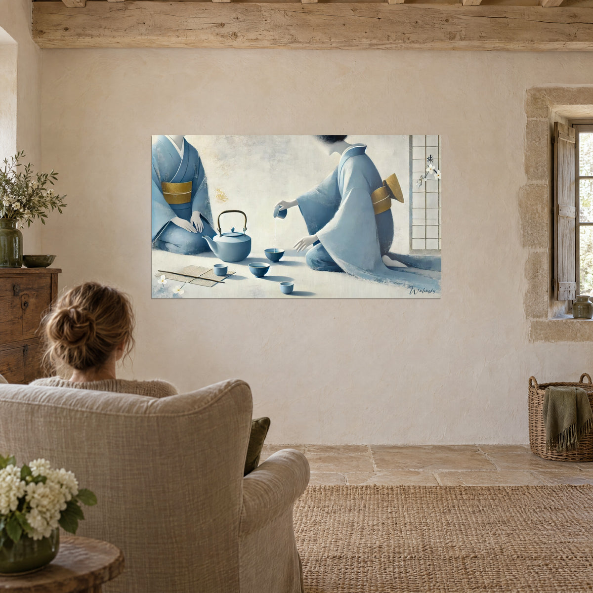 Cuadro escena zen con kimonos azul cielo y obi azafrán, panel shoji y flores blancas, pared de yeso beige de una habitación rústica