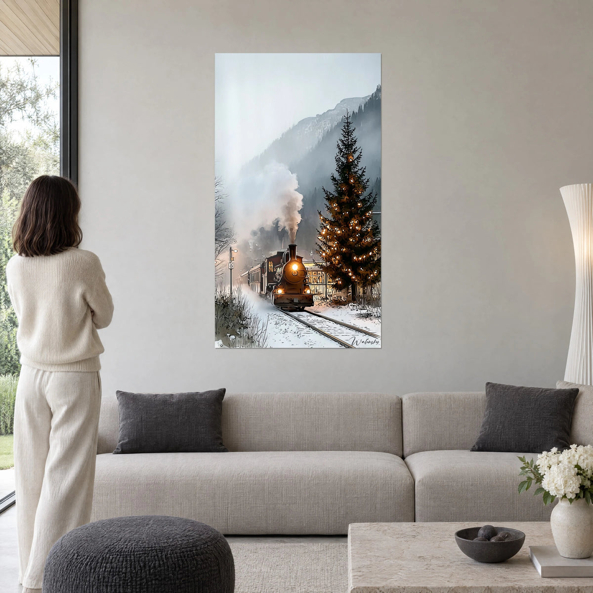 Quadro di una locomotiva a vapore con faro dorato nella nebbia, abete illuminato in arancione e grigio, sopra un divano in un soggiorno luminoso