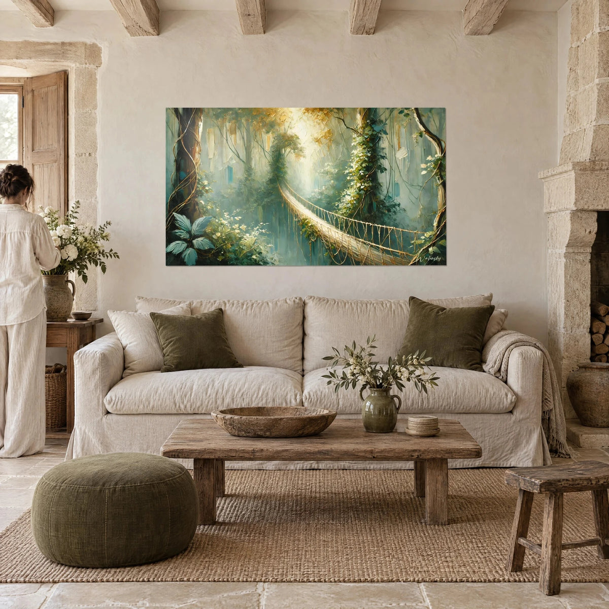 Gemälde Seilbrücke im goldenen Nebel, salbeigrünes und türkisfarbenes Laub, über einem Sofa in einem hellen Wohnzimmer