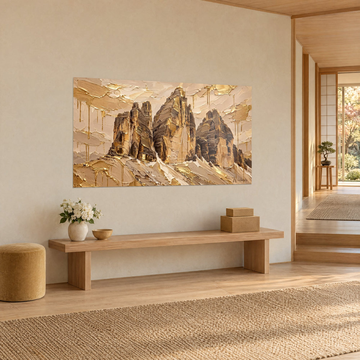 Tableau cimes calcaires sculptées au couteau, beige crème et brun, filets d'or, accroché au-dessus d'un banc en bois clair, entrée japandi
