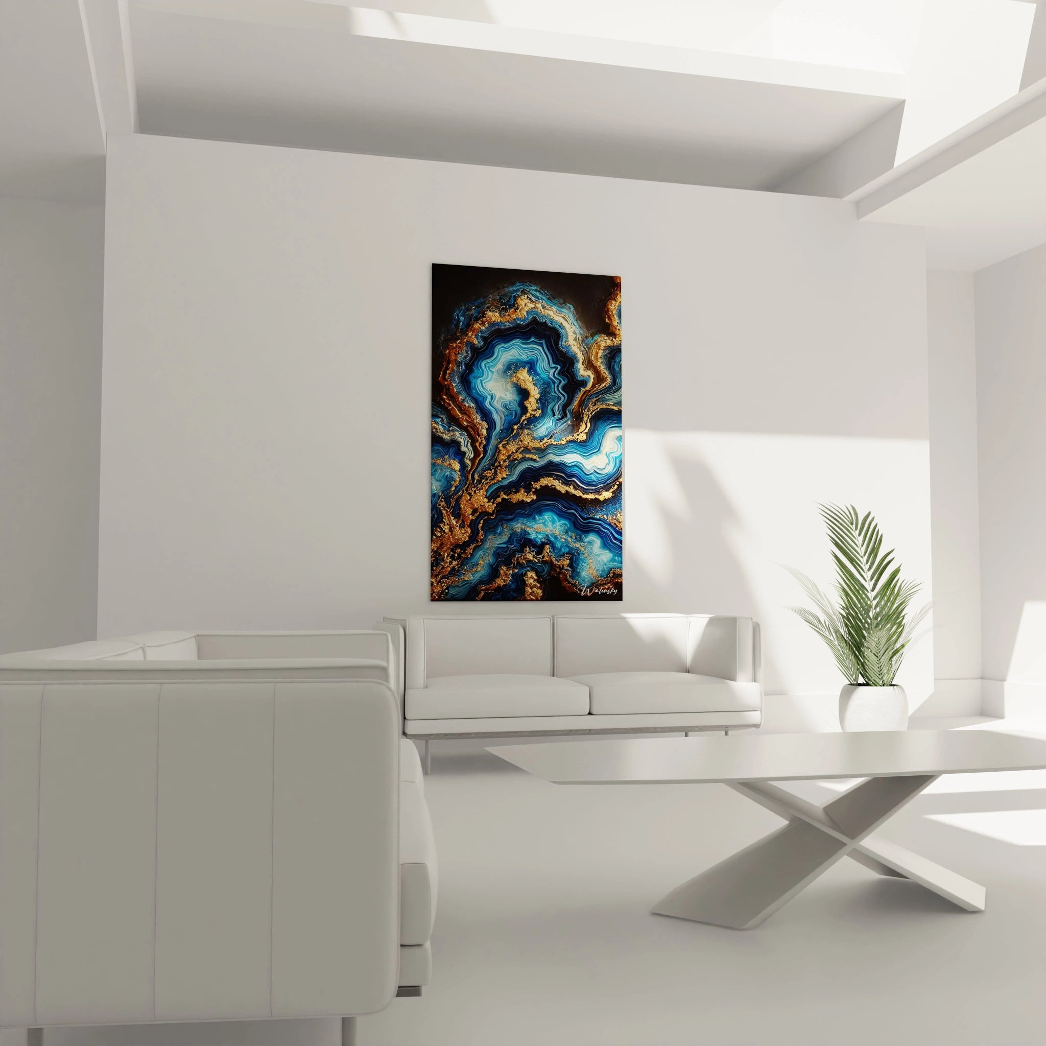 Tableau style epoxy dans le salon, au-dessus du canapé. Les bleus marins se mêlent aux touches dorées pour une ambiance élégante et apaisante.

