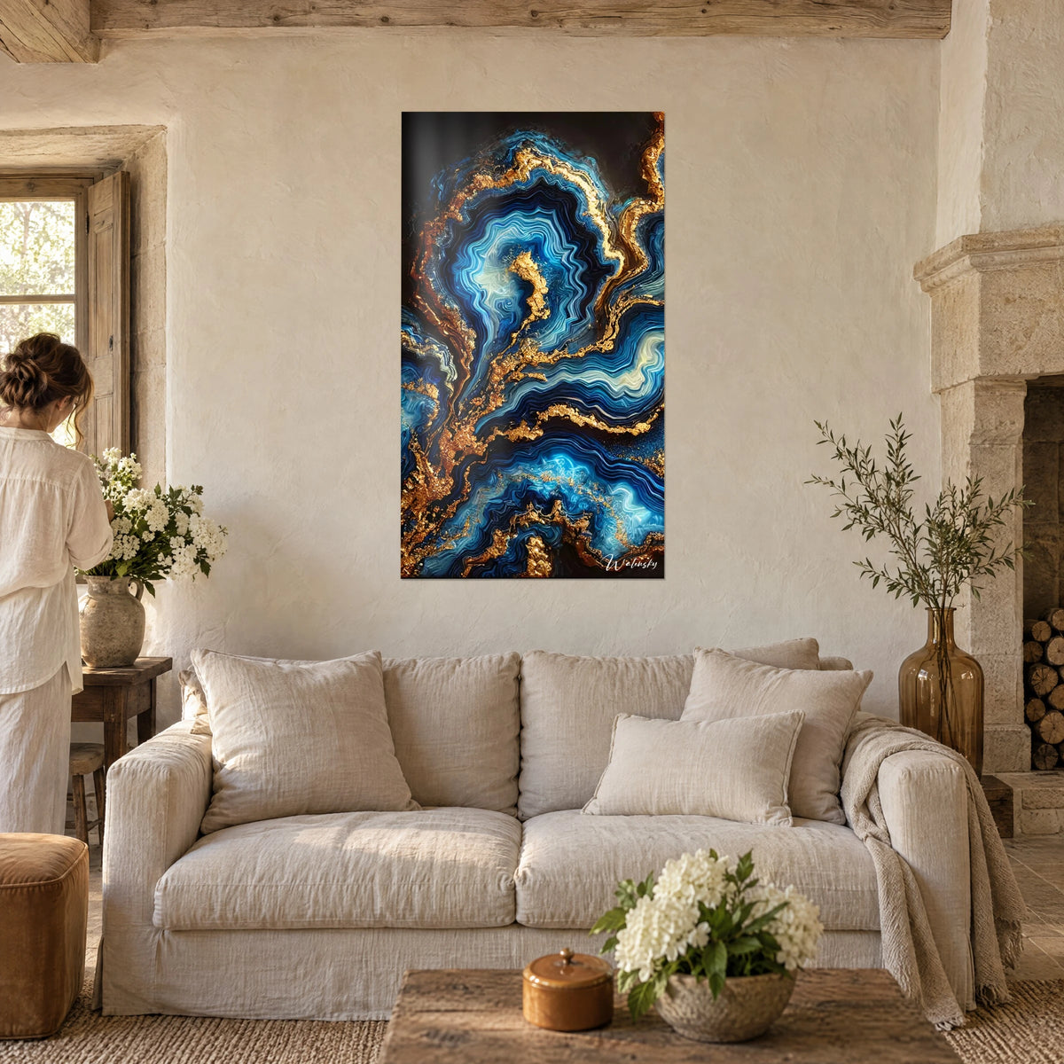 Quadro agata blu venata d'oro in rilievo, onde indaco e filetti ramati, sopra un divano in un soggiorno luminoso