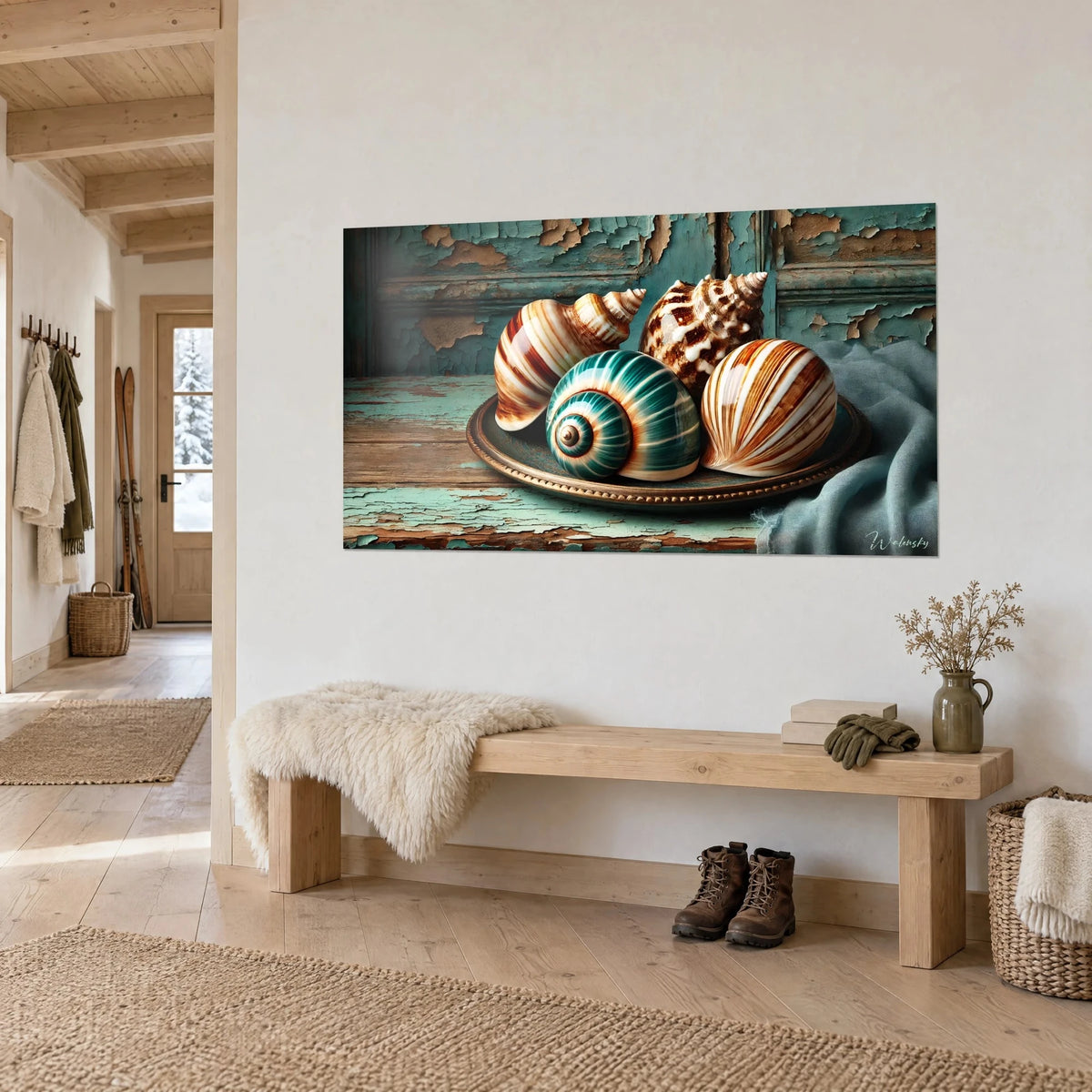 Gemälde dreier glänzender Muscheln in Türkis, Cremeweiß und Rotbraun auf abblätterndem Holz, an der Wand eines Chalet-Flurs