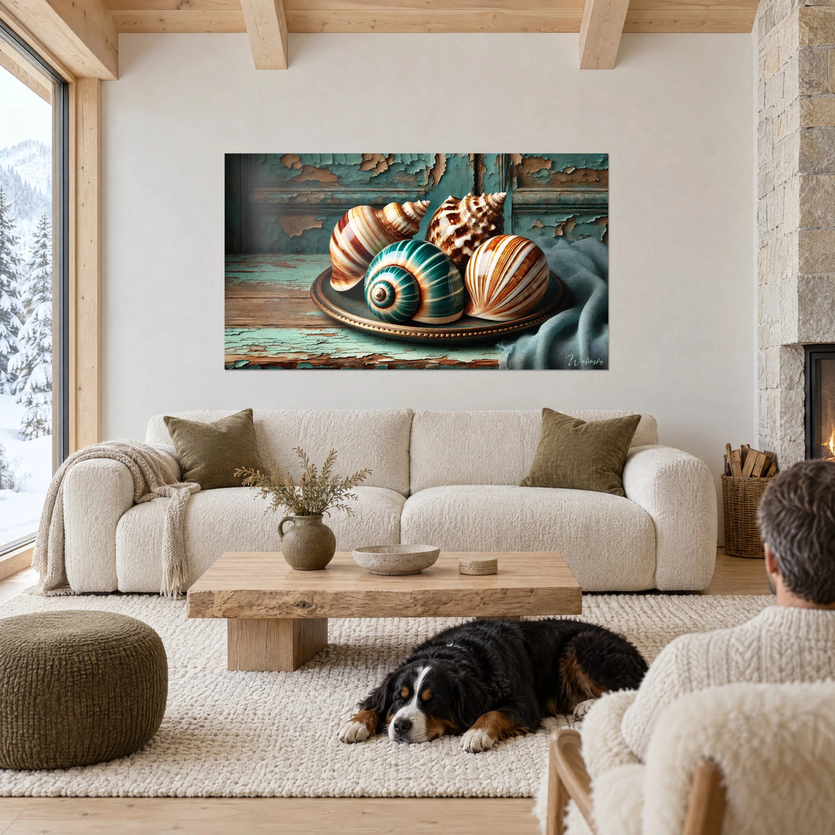 Gemälde gestreifter Muscheln auf patinierter Schale, Türkis und Bernstein, ein liegender Hund, über einem Sofa in einem hellen Wohnzimmer
