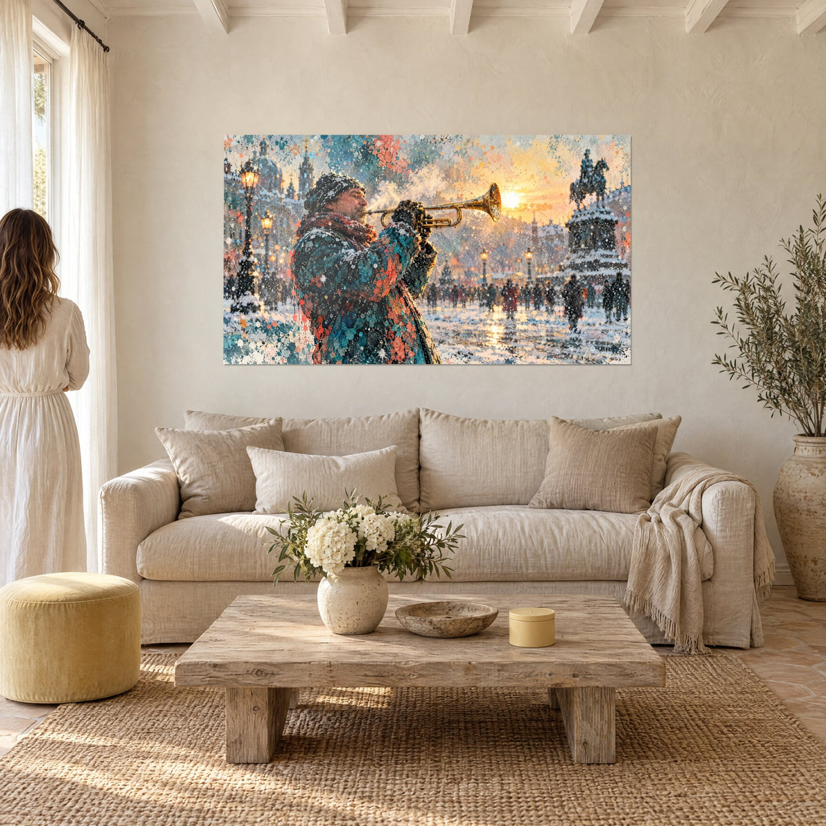 Tableau trompettiste au manteau turquoise et corail soufflant dans un cuivre doré, couple de dos, au-dessus d'un canapé dans un salon lumineux