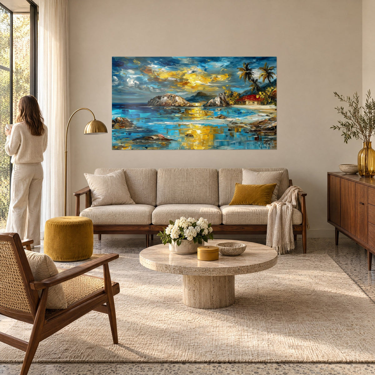 Gemälde tropische Insel mit Palette-Messer gemalt, goldgelber Himmel und türkisfarbenes Meer, über einem Sofa in einem hellen Wohnzimmer