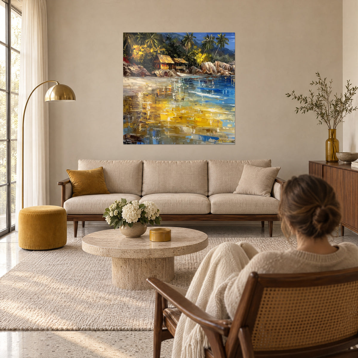 Cuadro pueblo tropical con tejados de paja dorados, mar azul cobalto y reflejos amarillos, encima de un sofá en un salón luminoso