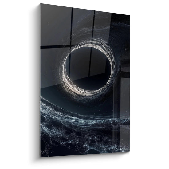 Un quadro spaziale che rappresenta un buco nero circolare circondato da una luce argentata. Dominanza di nero, bianco e argento, con texture fluide che evocano una distorsione luminosa e un effetto di profondità.

