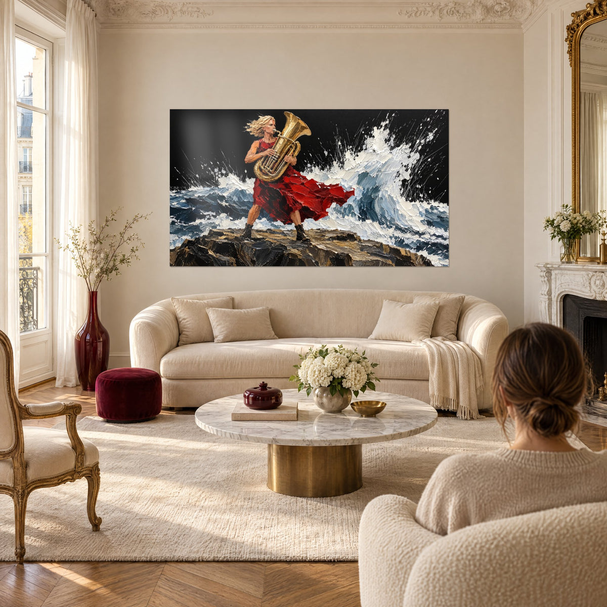 Tableau tubiste en robe rouge dressée sur un rocher, vague écumeuse blanche et bleue, au-dessus d'un canapé dans un salon lumineux