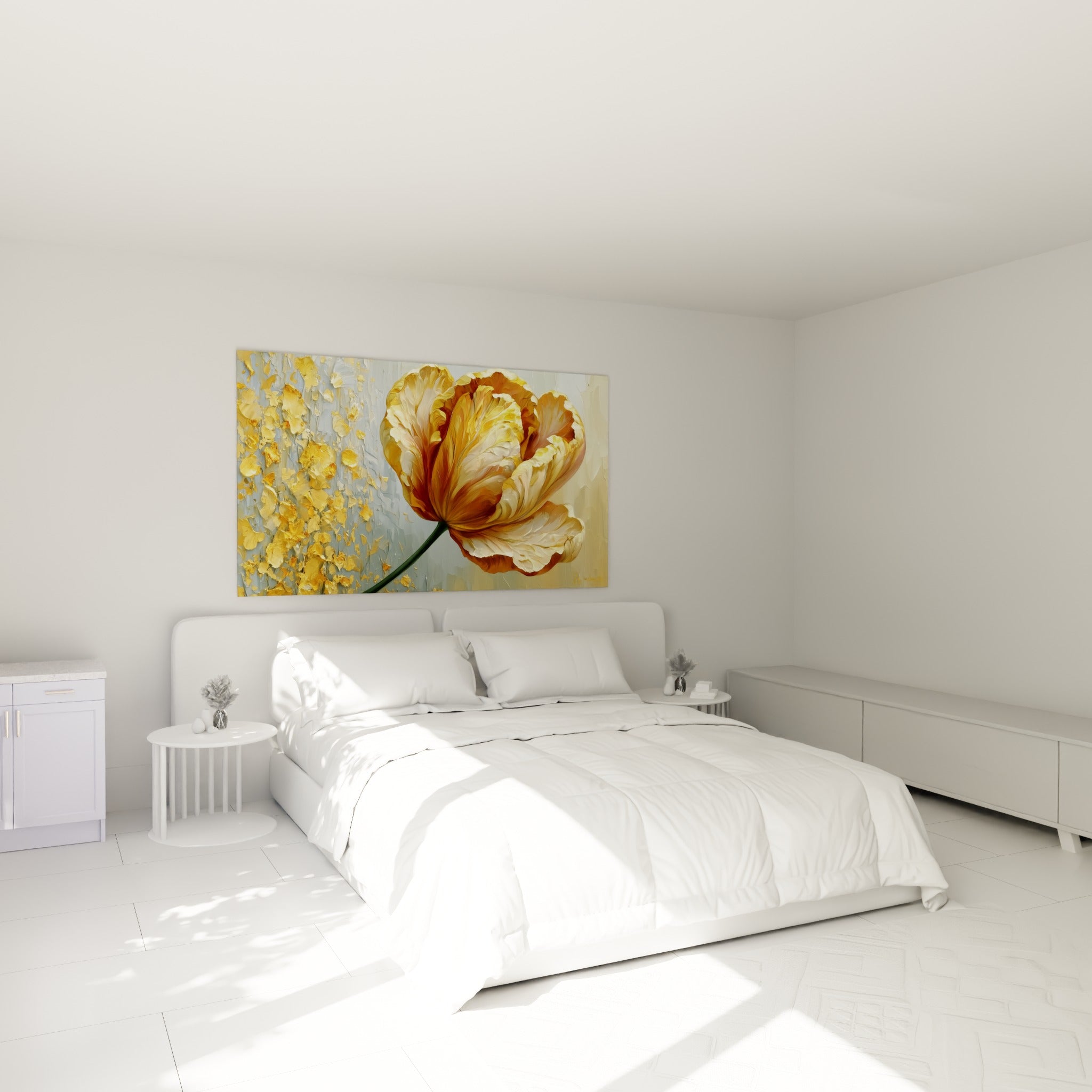 Fleur ambrée aux tons crème et brun accrochée au-dessus d'un lit dans une chambre claire