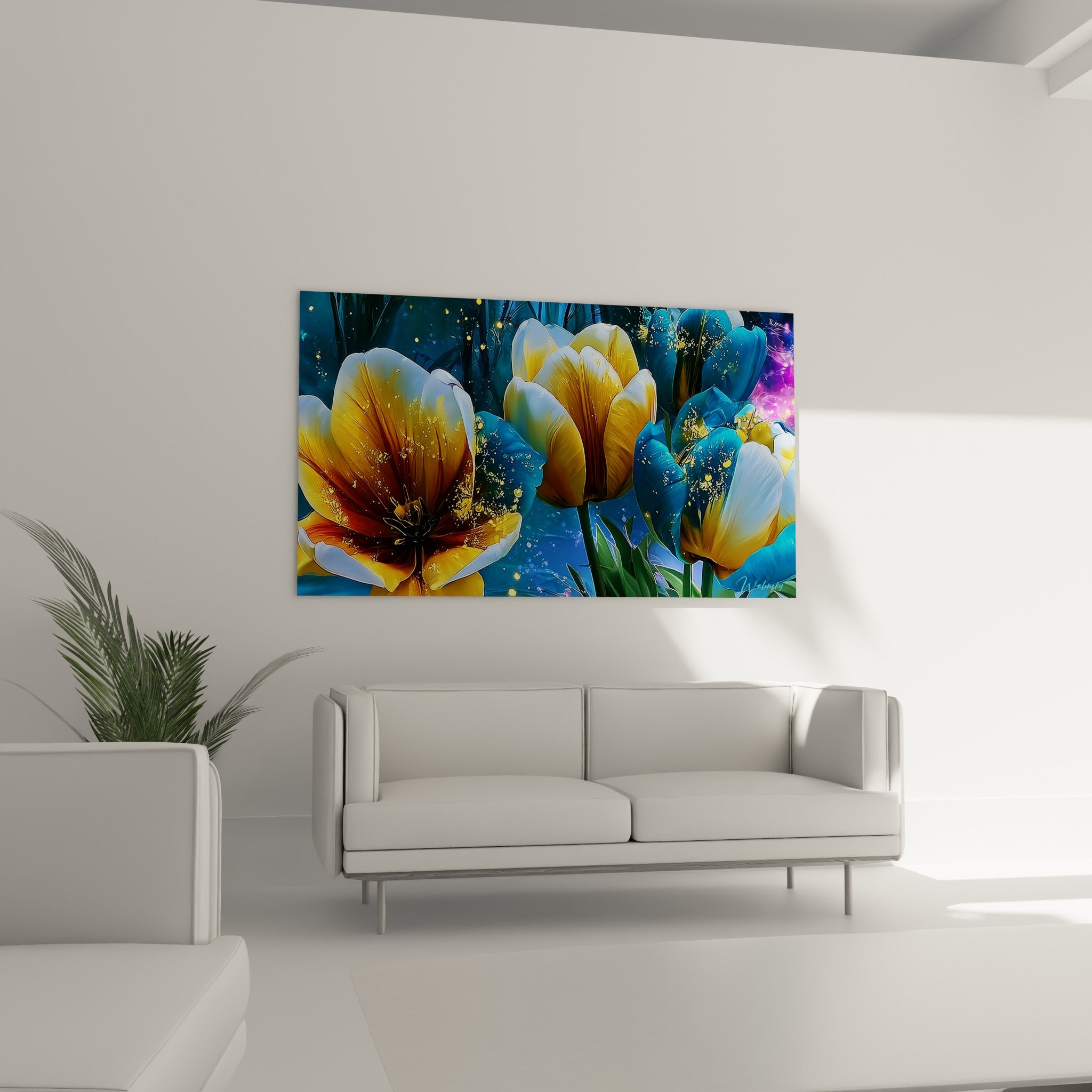 Pétales dorés et bleu nuit d'une composition florale ornent le mur au-dessus d'un canapé dans un salon lumineux