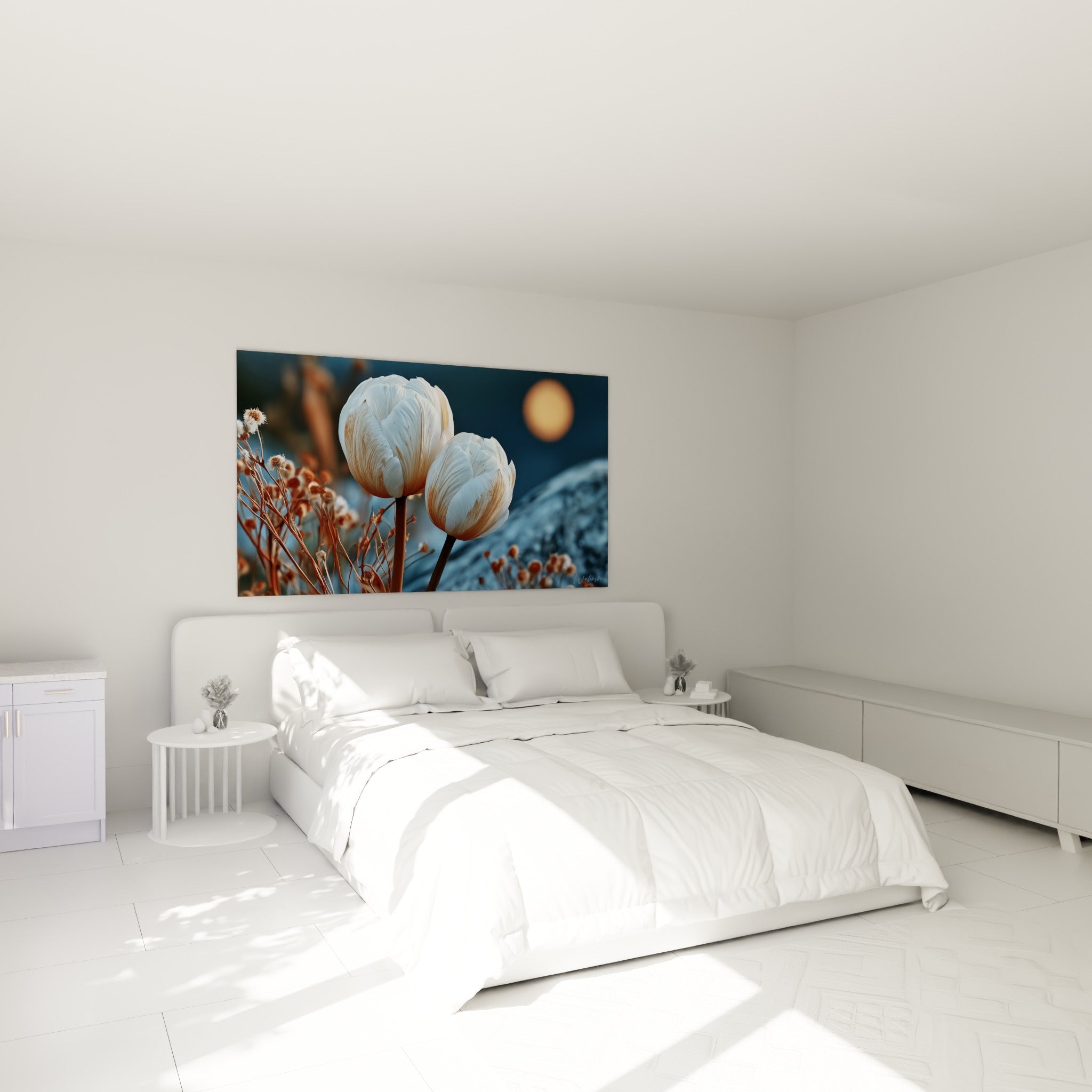 Tulipes blanches et ambrées illuminées par une lune orangée, accrochées au-dessus d'un lit dans une chambre claire