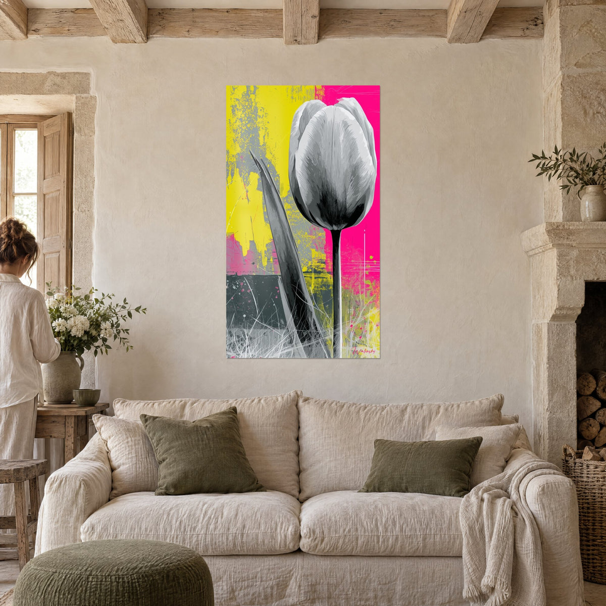 Tableau tulipe grise en noir et blanc sur fond jaune citron et rose fuchsia, herbes filiformes, au-dessus d'un canapé dans un salon lumineux