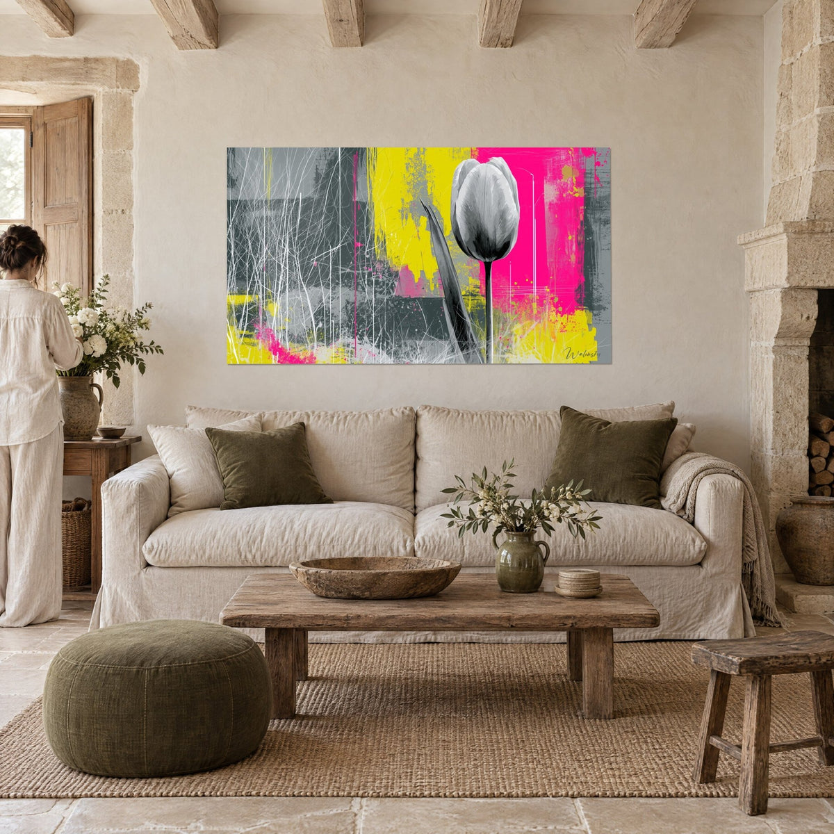 Quadro Tulipano grigio dai petali satinati davanti a uno sfondo fucsia e giallo limone, sopra un divano in un soggiorno luminoso