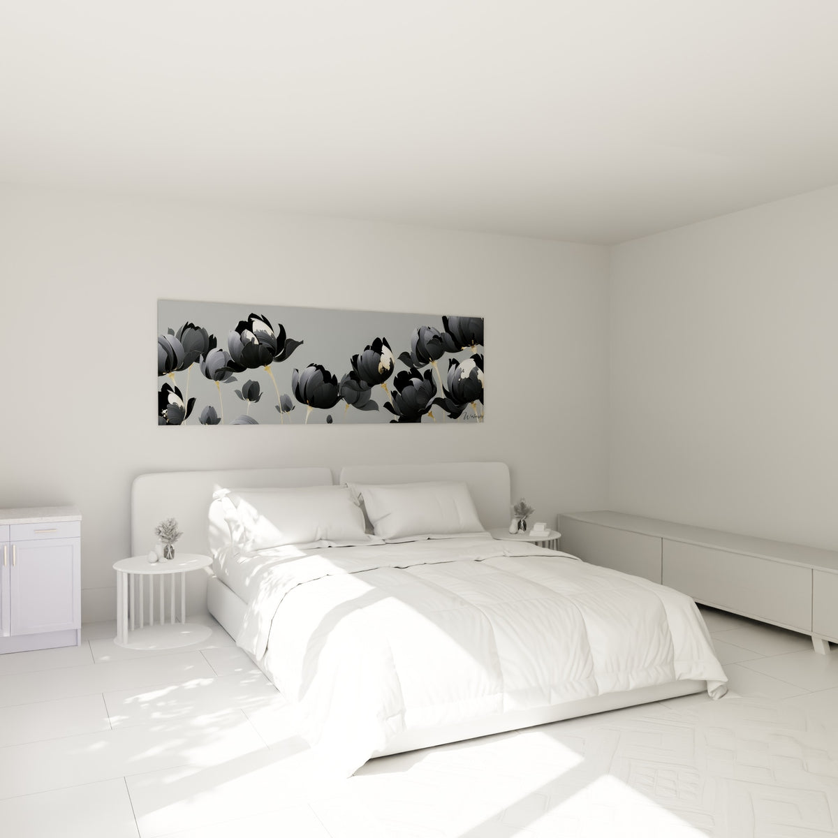 Fleurs noires aux reflets dorés surplombent délicatement un lit dans une chambre claire et apaisée