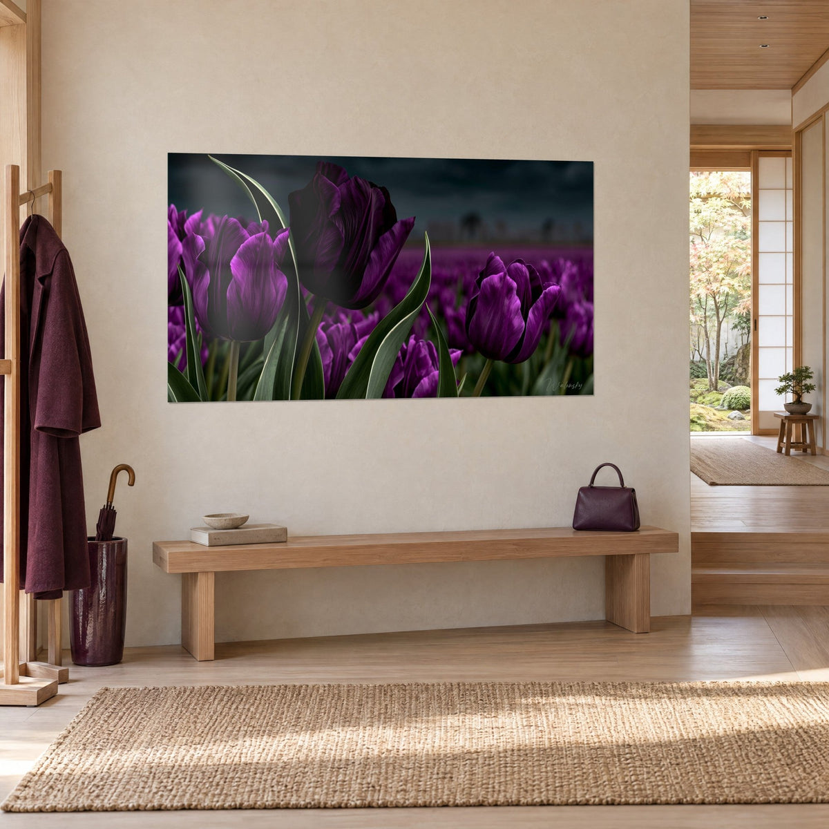 Tableau tulipe noire aux pétales veinés violet et prune, tiges vert olive, sur un mur crème près d'un banc en bois clair