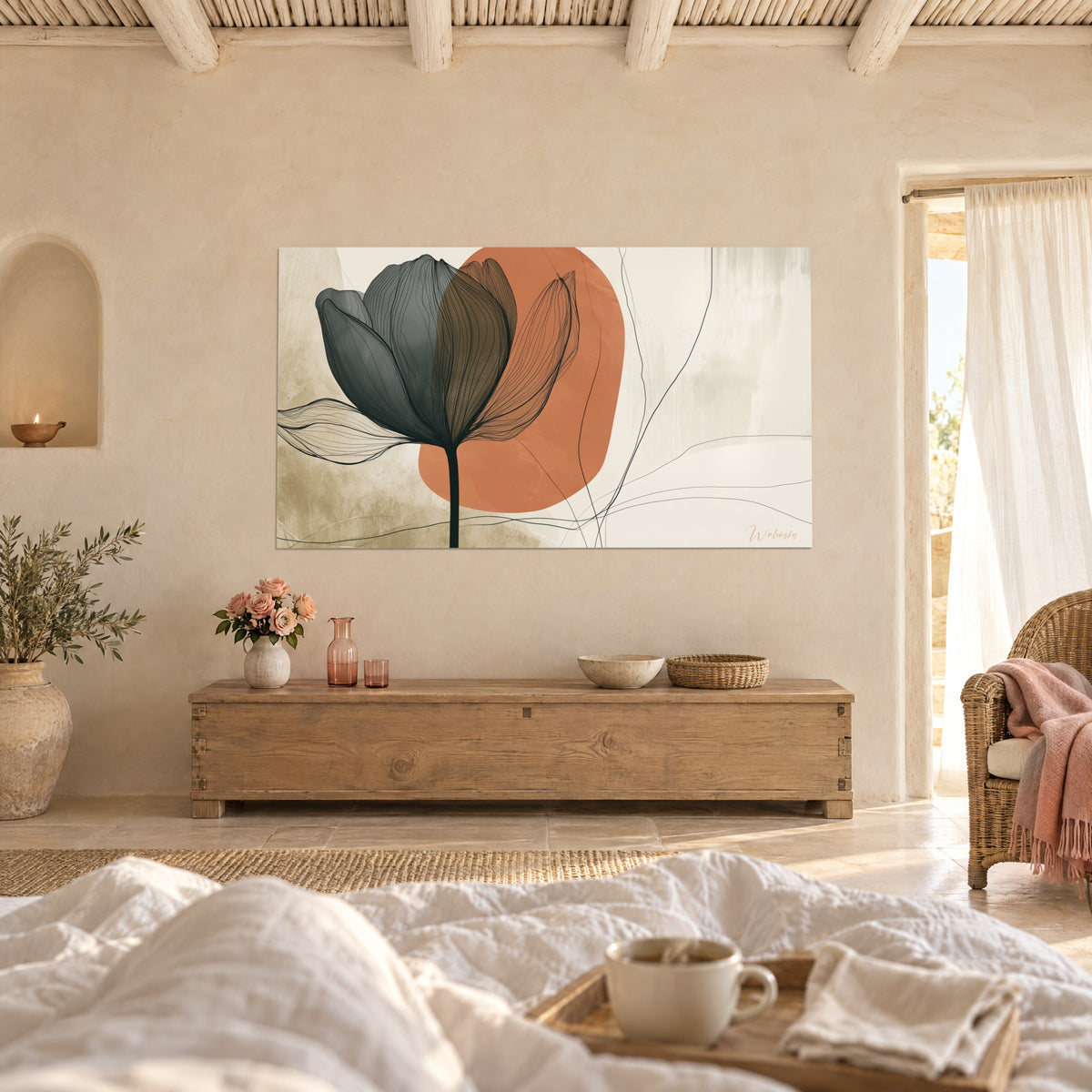 Schilderij kelk leigrijs met doorzichtige bloembladen, grote koperkleurige cirkel en zwarte lijnen op ivoorkleurige achtergrond, boven een bed in een lichte slaapkamer