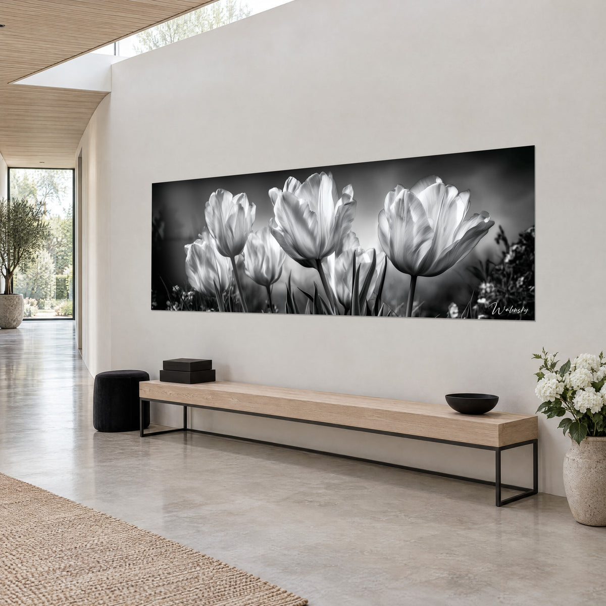 Schilderij zwart-witte bloemenboeket, doorschijnende ivoorkleurige bloemblaadjes, donkere bladeren, witte muur van een architectenwoning
