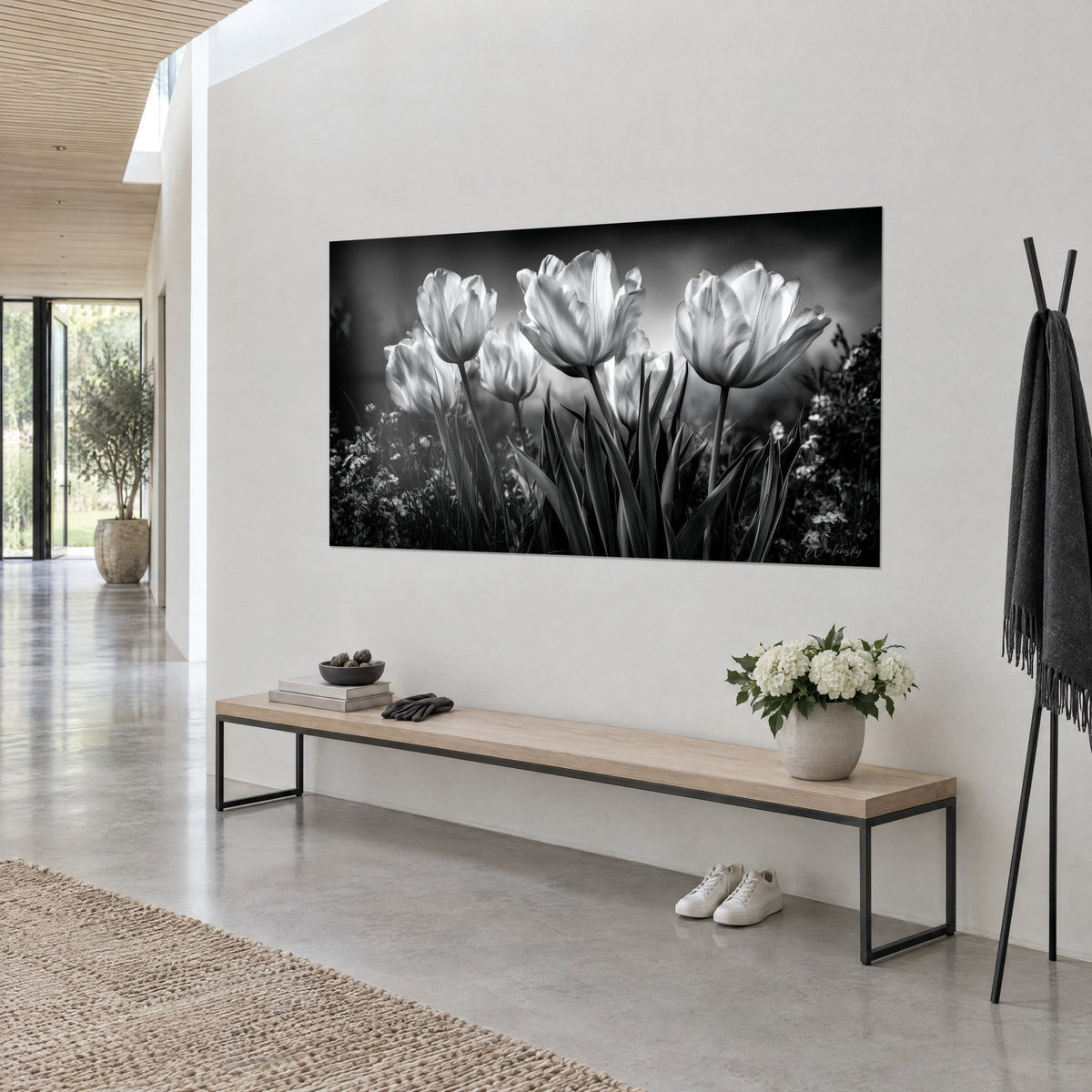Cuadro ramo de flores de primavera en blanco y negro, pétalos blanco nácar y cielo antracita, vista de tres cuartos sobre una pared clara