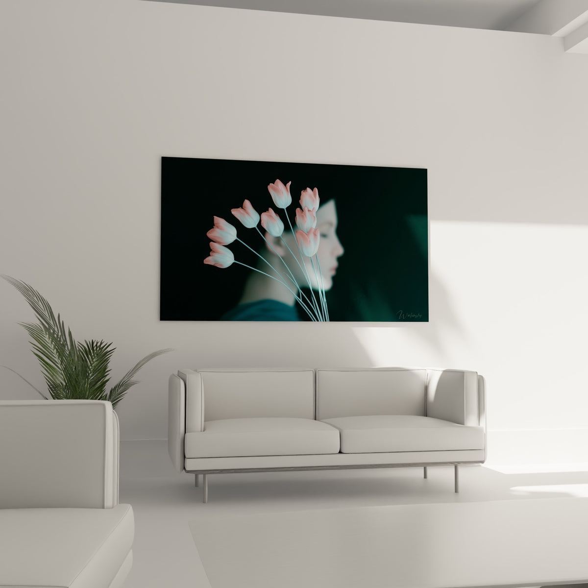 Silhouette évanescente et fleurs roses composant ce tableau tulipe au-dessus d'un canapé dans un salon lumineux