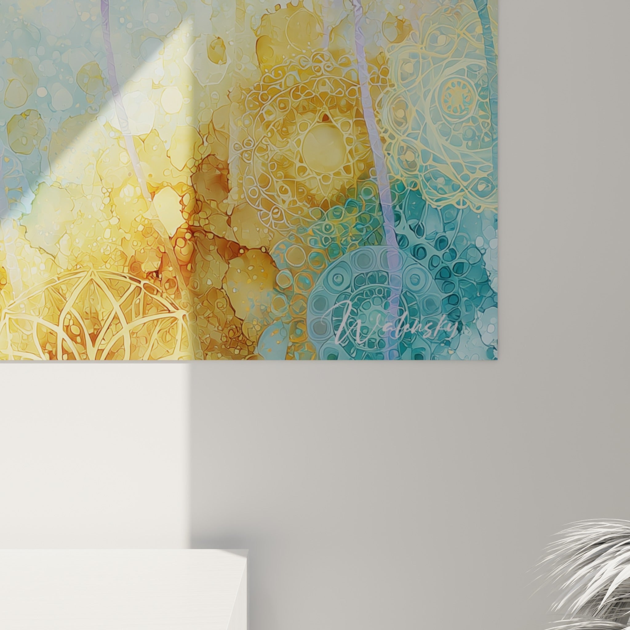 Grain aquarelle et filigranes dorés se mêlent aux teintes violettes et turquoise des pétales
