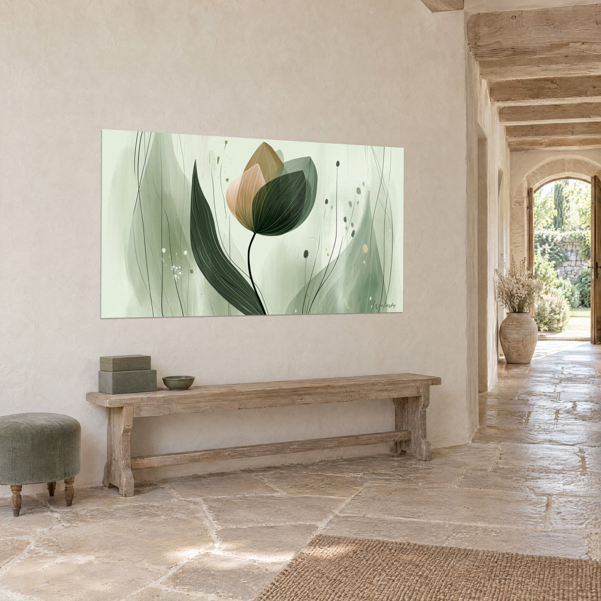 Tableau fleur aux pétales ocre et vert forêt sur fond vert pâle, tiges noires filiformes, couloir en pierre claire