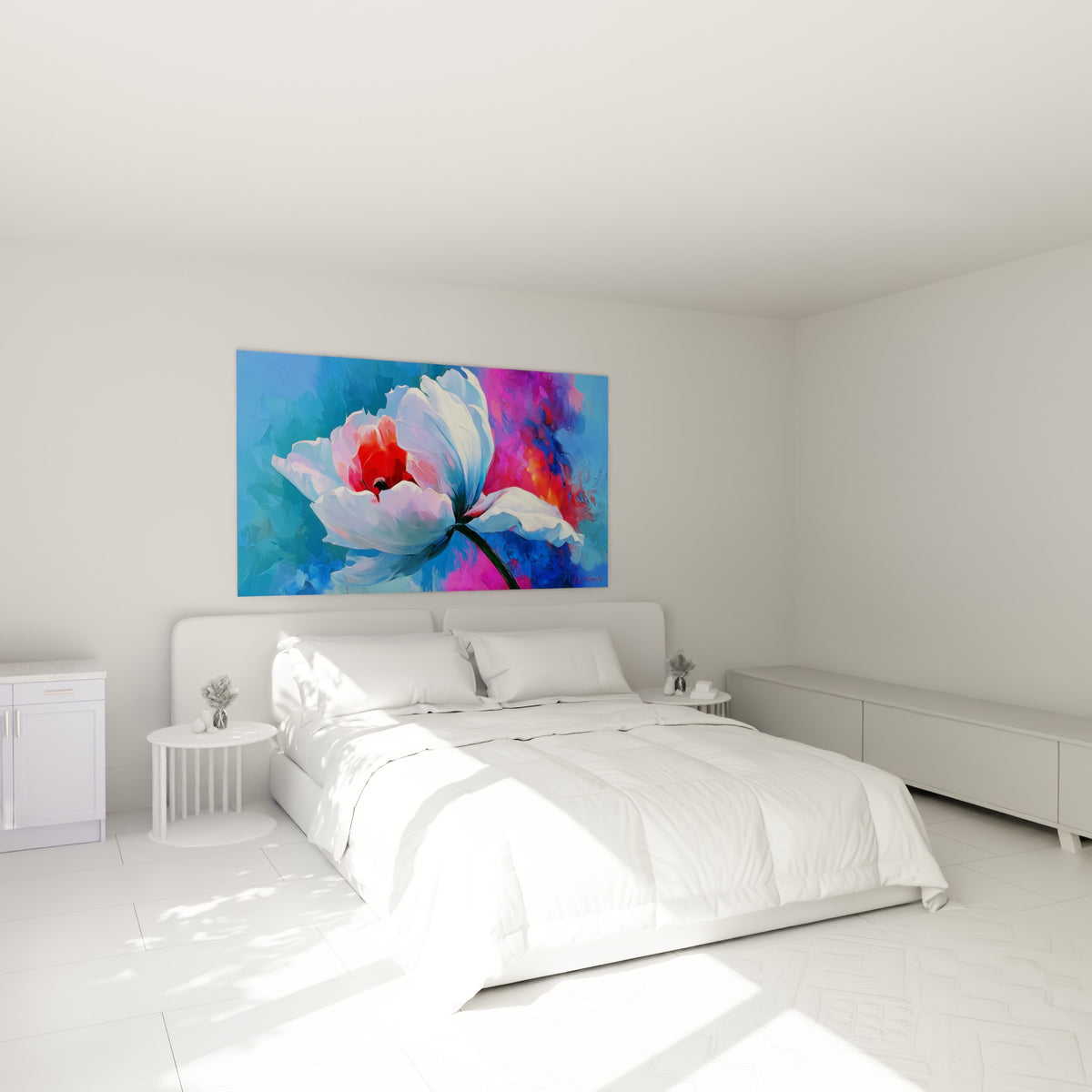 Pétales blancs et cœur rouge de la tulipe accrochés au-dessus d'un lit dans une chambre claire