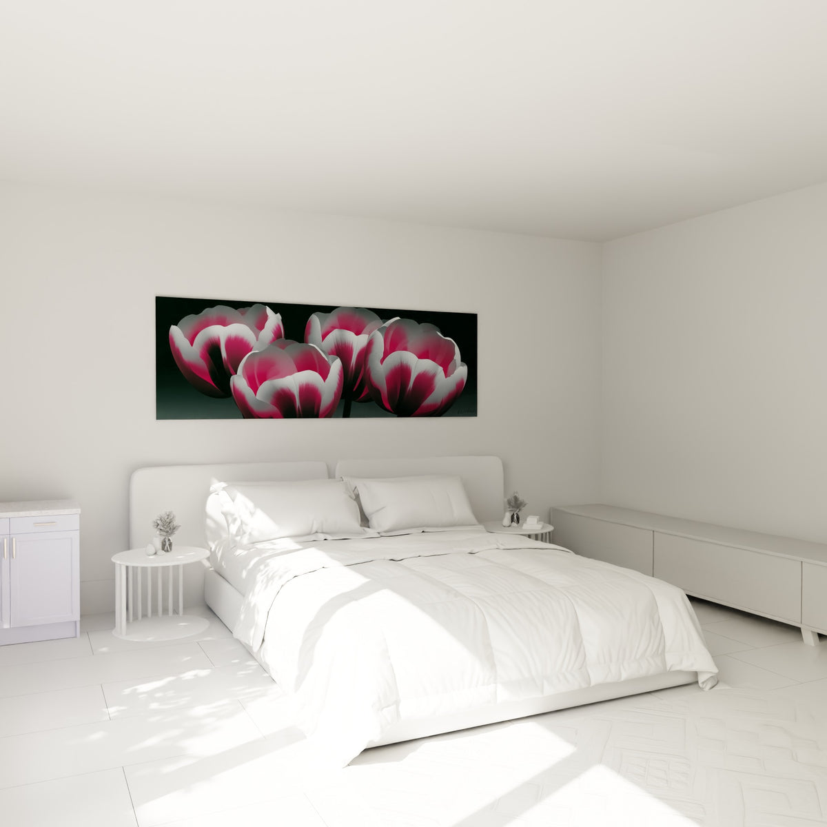 Bouquet de tulipes rose framboise et blanc nacré accroché au-dessus d'un lit dans une chambre claire