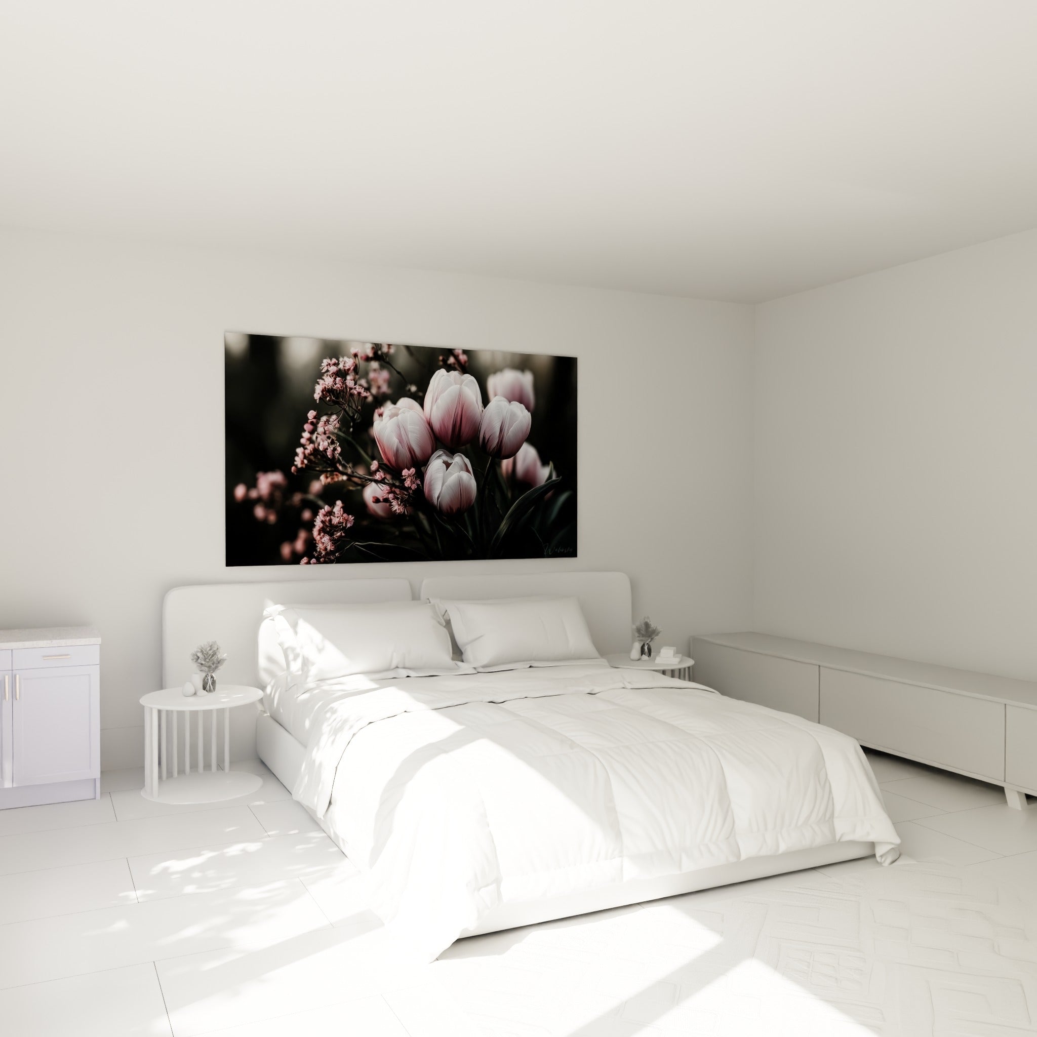 Bouquet de tulipes roses et blanches accroché au-dessus d'un lit dans une chambre claire