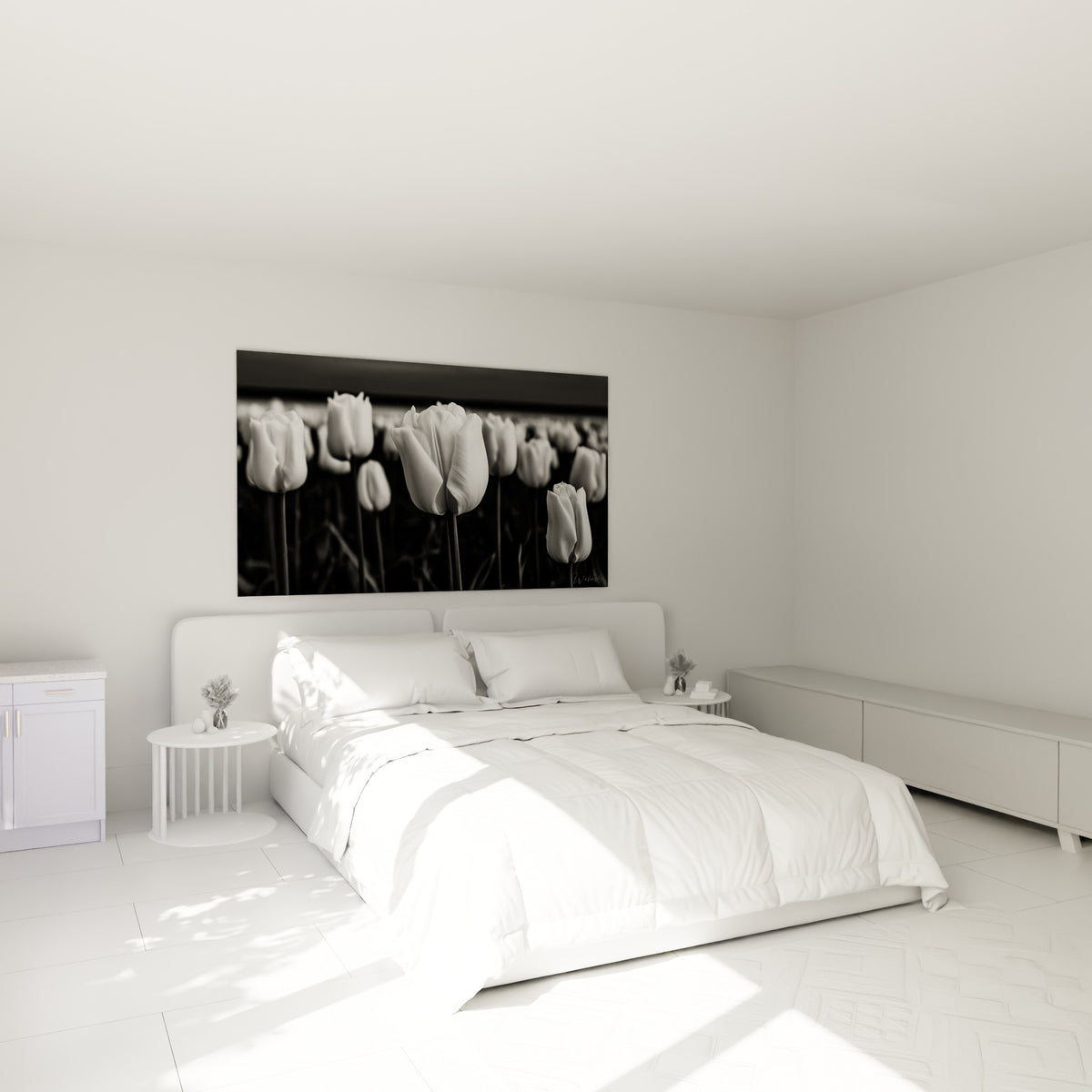 Tulipe blanche nette contrastant avec un fond noir, accrochée au-dessus d'un lit dans une chambre claire