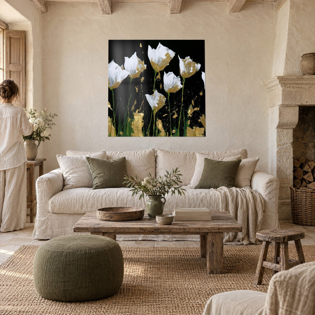 Cuadro tulipanes blancos de pétalos bordeados en oro sobre fondo negro, empaste brillante, encima de un sofá en un salón luminoso