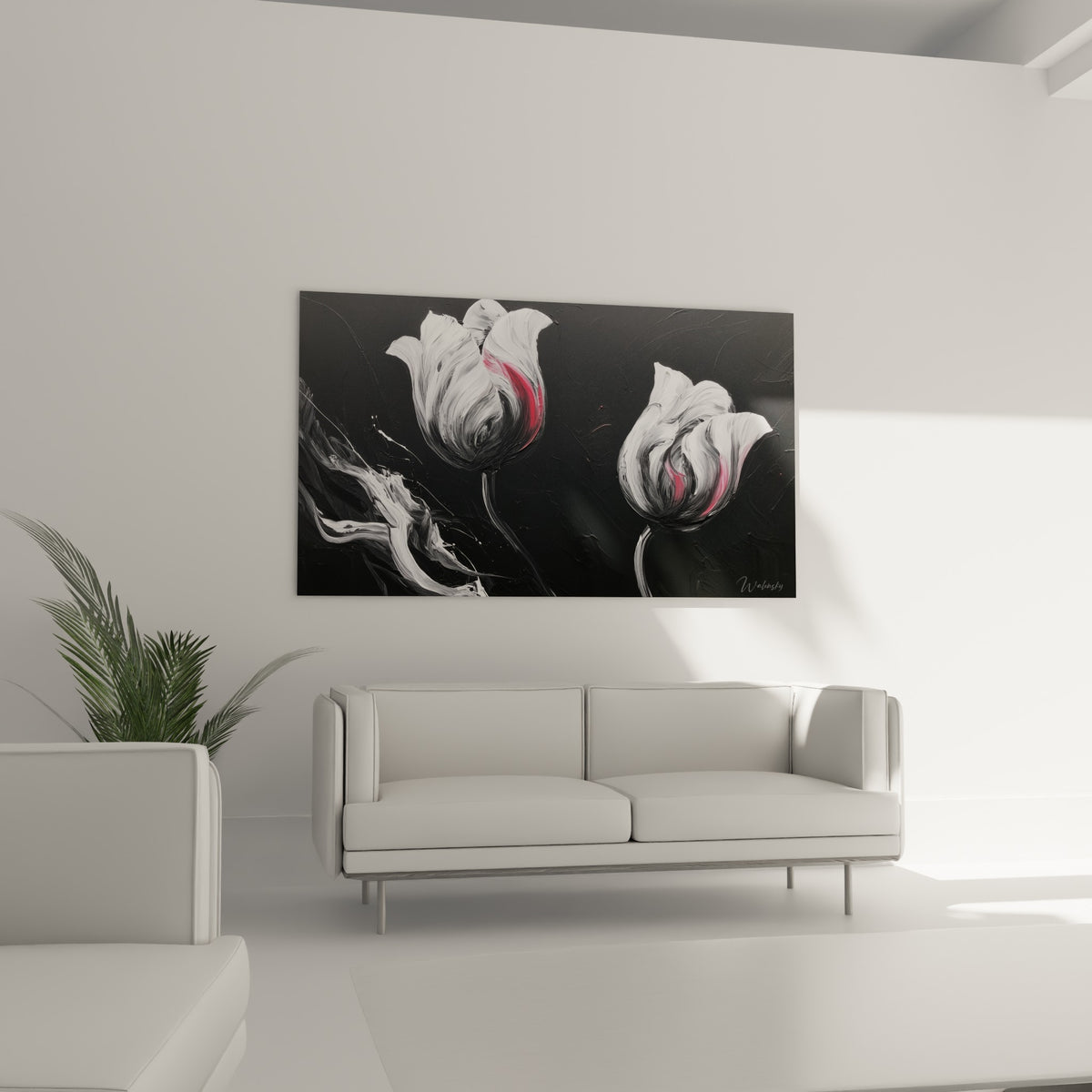 Fleurs de tulipe blanches aux touches fuchsia disposées au-dessus d'un canapé dans un salon lumineux