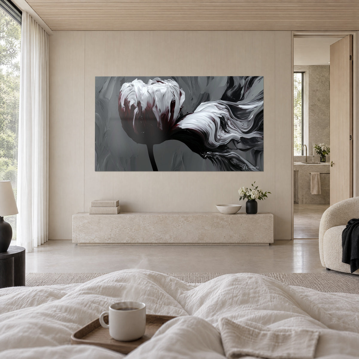 Tableau corolle immaculée striée de bordeaux profond, tige noire sur fond gris tourmenté, au-dessus d'un lit dans une chambre claire
